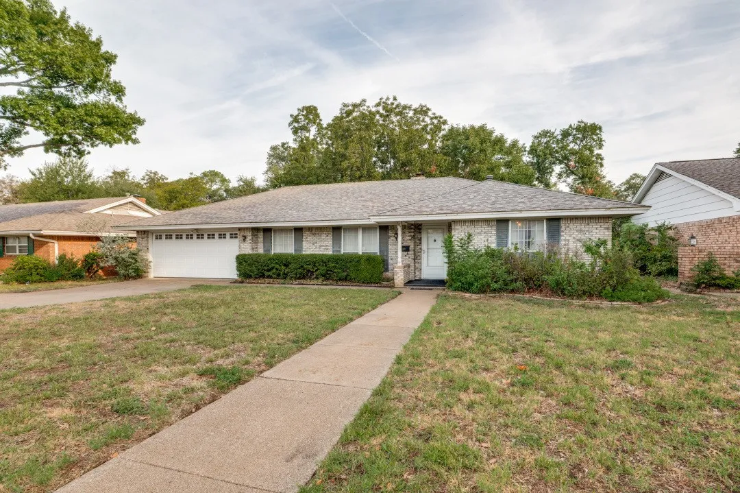 Single Family Residence For Sale in Tarrant County , 105 W Lilly Lane, Arlington, Texas 76010, 3 Bedroom, 3 Bathroom, 2 Garage spaces, 2,162 Sqft, built in 1966, mls#21393835, Real Estate Agent in Arlington, Homes For Sale in Tarrant county, Homes For Sale in Arlington, Realtor in Arlington Texas, Real Estate Brokerage Independent Realty Texas, Luminita Cordes Realtor