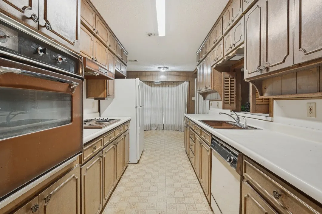 Single Family Residence For Sale in Tarrant County , 105 W Lilly Lane, Arlington, Texas 76010, 3 Bedroom, 3 Bathroom, 2 Garage spaces, 2,162 Sqft, built in 1966, mls#21393835, Real Estate Agent in Arlington, Homes For Sale in Tarrant county, Homes For Sale in Arlington, Realtor in Arlington Texas, Real Estate Brokerage Independent Realty Texas, Luminita Cordes Realtor