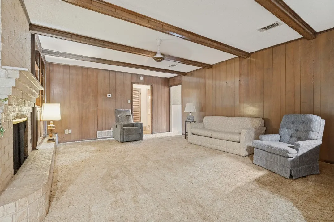 Single Family Residence For Sale in Tarrant County , 105 W Lilly Lane, Arlington, Texas 76010, 3 Bedroom, 3 Bathroom, 2 Garage spaces, 2,162 Sqft, built in 1966, mls#21393835, Real Estate Agent in Arlington, Homes For Sale in Tarrant county, Homes For Sale in Arlington, Realtor in Arlington Texas, Real Estate Brokerage Independent Realty Texas, Luminita Cordes Realtor