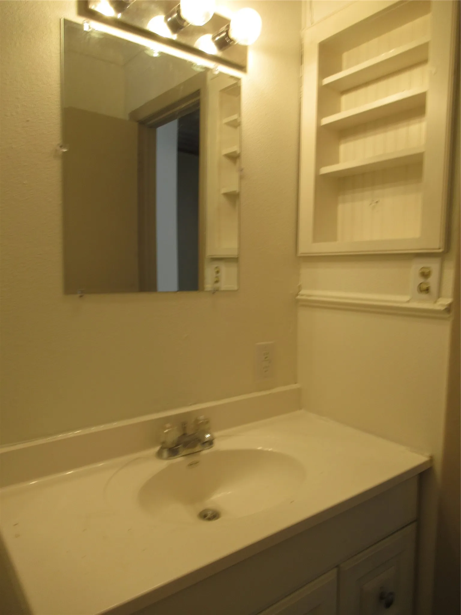 Single Family Residence For Sale in Hunt County , 2501 State Highway 66, Caddo Mills, Texas 75135, 3 Bedroom, 1 Bathroom, Garage spaces, 1,107 Sqft, built in 1965, mls#21393407, Real Estate Agent in Caddo Mills, Homes For Sale in Hunt county, Homes For Sale in Caddo Mills, Realtor in Caddo Mills Texas, Real Estate Brokerage Independent Realty Texas, Luminita Cordes Realtor