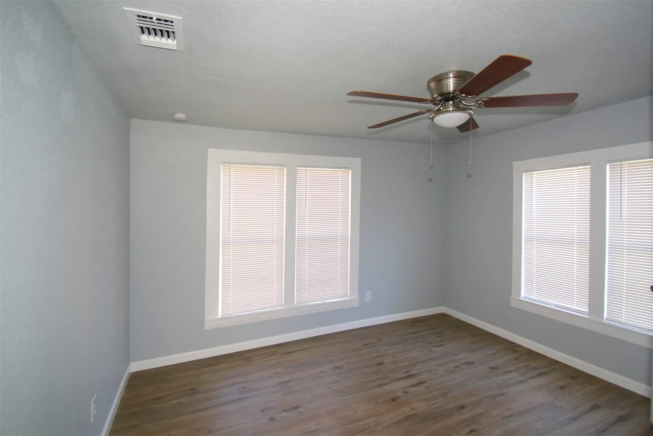 Single Family Residence For Rent in Johnson County , 1307 Joslin Street, Cleburne, Texas 76033, 3 Bedroom, 1 Bathroom, Garage spaces, 827 Sqft, built in 1975, mls#21395287, Real Estate Agent in Cleburne, Homes For Rent in Johnson county, Homes For Rent in Cleburne, Realtor in Cleburne Texas, Real Estate Brokerage Independent Realty Texas, Luminita Cordes Realtor