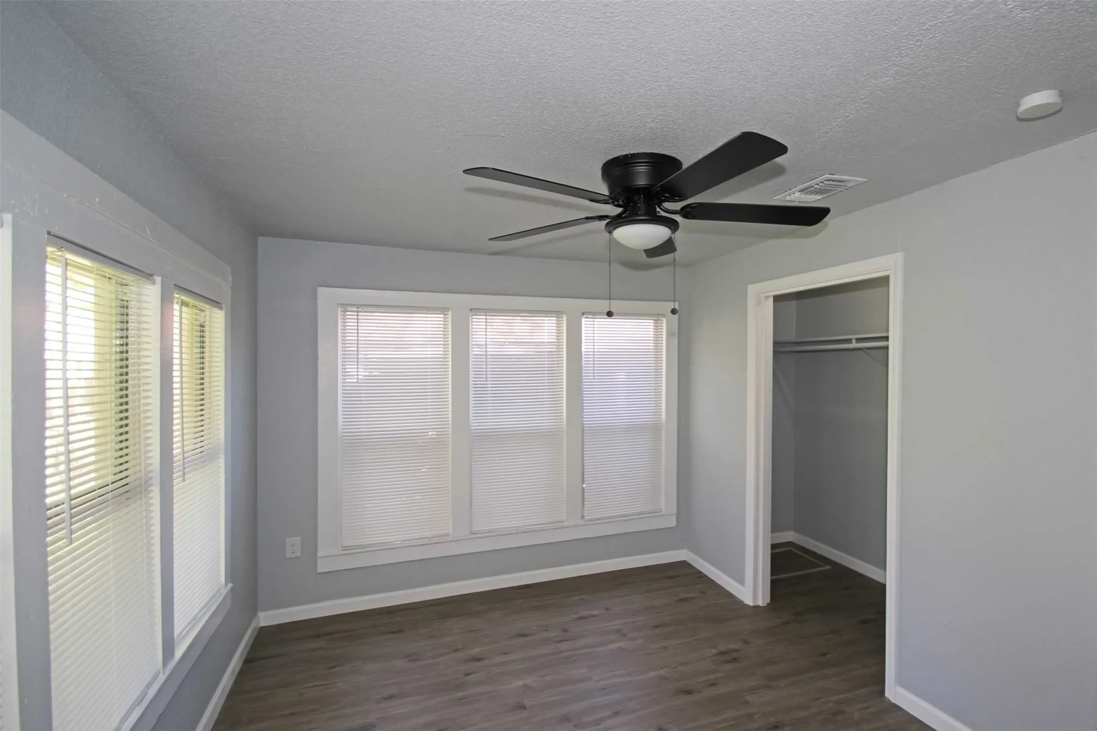 Single Family Residence For Rent in Johnson County , 1307 Joslin Street, Cleburne, Texas 76033, 3 Bedroom, 1 Bathroom, Garage spaces, 827 Sqft, built in 1975, mls#21395287, Real Estate Agent in Cleburne, Homes For Rent in Johnson county, Homes For Rent in Cleburne, Realtor in Cleburne Texas, Real Estate Brokerage Independent Realty Texas, Luminita Cordes Realtor