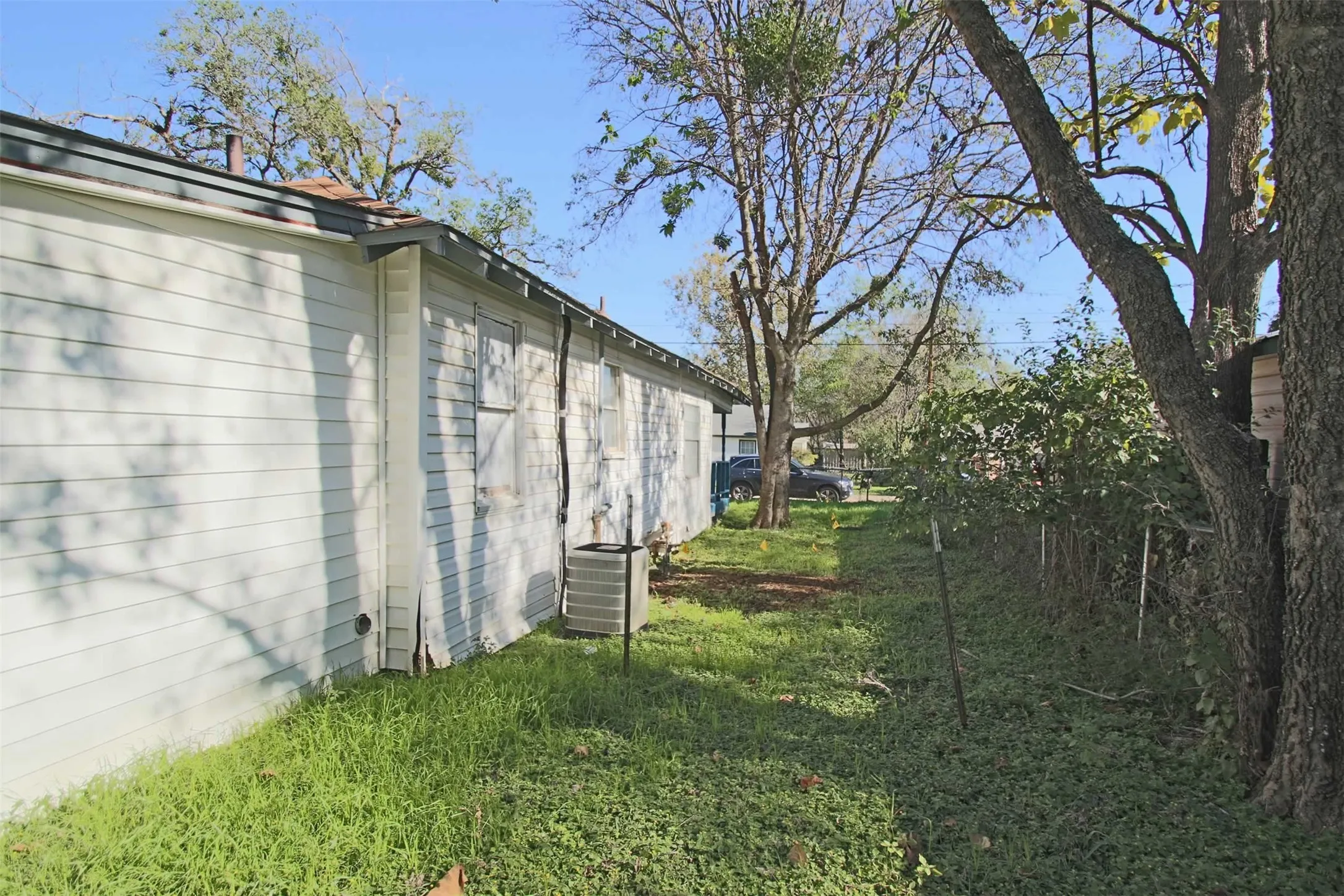 Single Family Residence For Rent in Johnson County , 1307 Joslin Street, Cleburne, Texas 76033, 3 Bedroom, 1 Bathroom, Garage spaces, 827 Sqft, built in 1975, mls#21395287, Real Estate Agent in Cleburne, Homes For Rent in Johnson county, Homes For Rent in Cleburne, Realtor in Cleburne Texas, Real Estate Brokerage Independent Realty Texas, Luminita Cordes Realtor