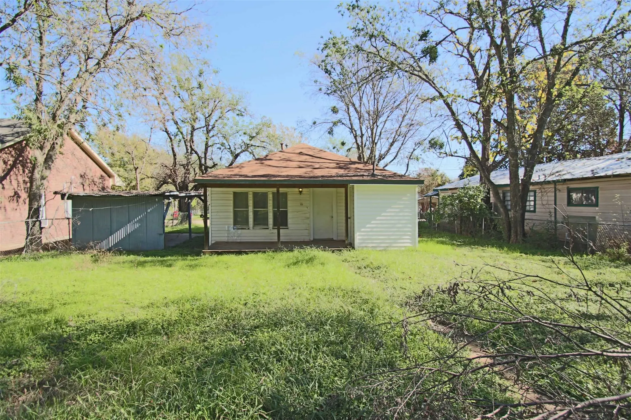 Single Family Residence For Rent in Johnson County , 1307 Joslin Street, Cleburne, Texas 76033, 3 Bedroom, 1 Bathroom, Garage spaces, 827 Sqft, built in 1975, mls#21395287, Real Estate Agent in Cleburne, Homes For Rent in Johnson county, Homes For Rent in Cleburne, Realtor in Cleburne Texas, Real Estate Brokerage Independent Realty Texas, Luminita Cordes Realtor
