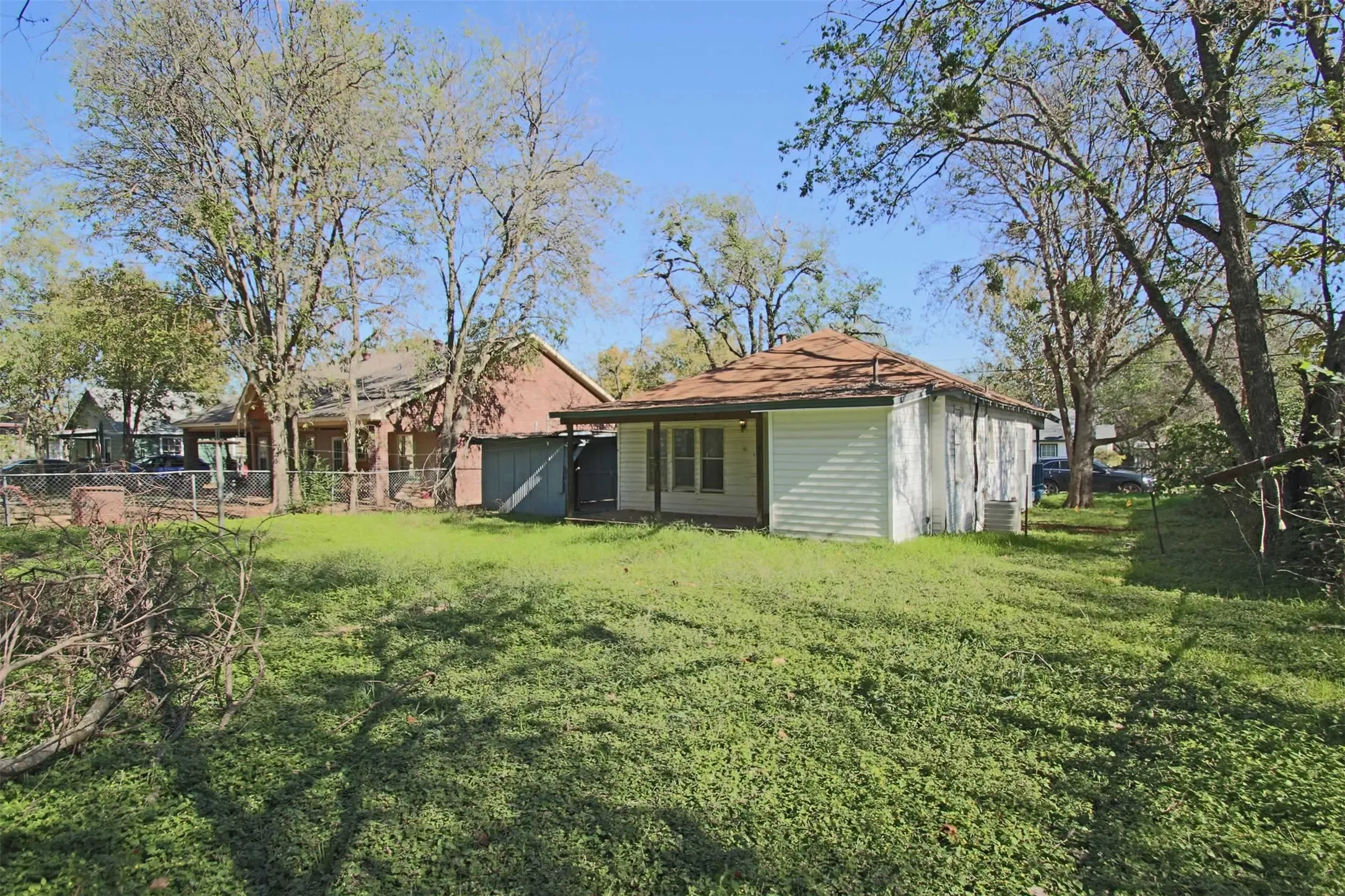 Single Family Residence For Rent in Johnson County , 1307 Joslin Street, Cleburne, Texas 76033, 3 Bedroom, 1 Bathroom, Garage spaces, 827 Sqft, built in 1975, mls#21395287, Real Estate Agent in Cleburne, Homes For Rent in Johnson county, Homes For Rent in Cleburne, Realtor in Cleburne Texas, Real Estate Brokerage Independent Realty Texas, Luminita Cordes Realtor