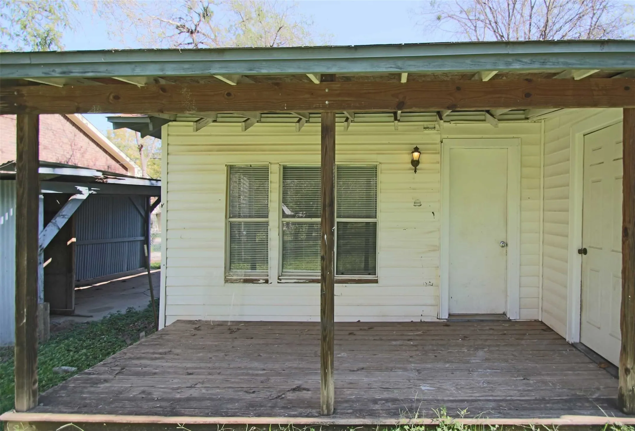 Single Family Residence For Rent in Johnson County , 1307 Joslin Street, Cleburne, Texas 76033, 3 Bedroom, 1 Bathroom, Garage spaces, 827 Sqft, built in 1975, mls#21395287, Real Estate Agent in Cleburne, Homes For Rent in Johnson county, Homes For Rent in Cleburne, Realtor in Cleburne Texas, Real Estate Brokerage Independent Realty Texas, Luminita Cordes Realtor