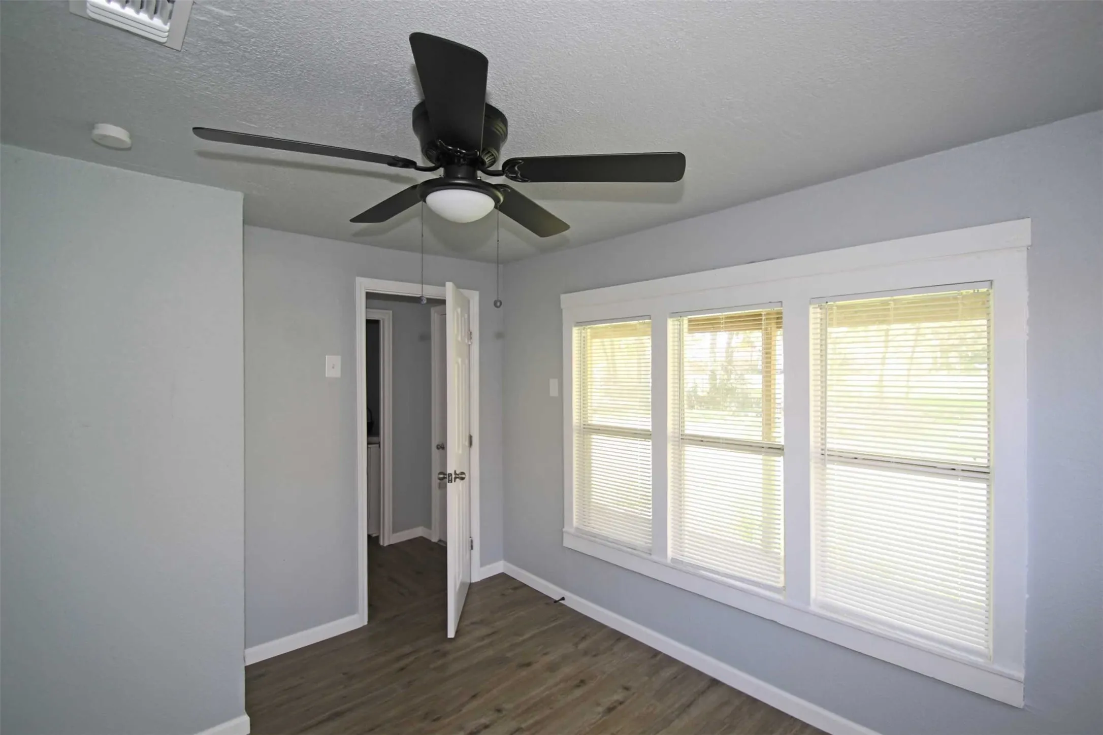 Single Family Residence For Rent in Johnson County , 1307 Joslin Street, Cleburne, Texas 76033, 3 Bedroom, 1 Bathroom, Garage spaces, 827 Sqft, built in 1975, mls#21395287, Real Estate Agent in Cleburne, Homes For Rent in Johnson county, Homes For Rent in Cleburne, Realtor in Cleburne Texas, Real Estate Brokerage Independent Realty Texas, Luminita Cordes Realtor