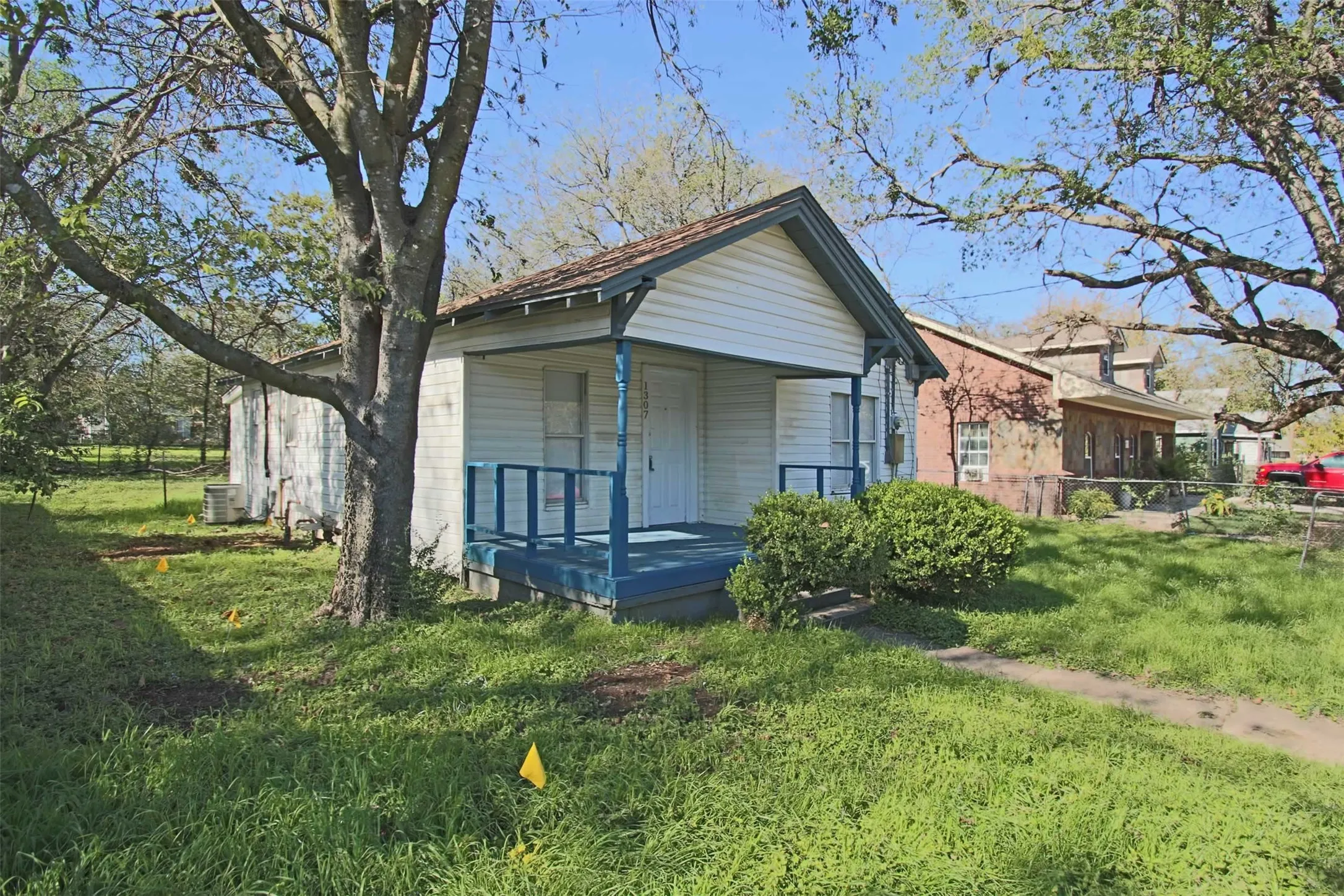 Single Family Residence For Rent in Johnson County , 1307 Joslin Street, Cleburne, Texas 76033, 3 Bedroom, 1 Bathroom, Garage spaces, 827 Sqft, built in 1975, mls#21395287, Real Estate Agent in Cleburne, Homes For Rent in Johnson county, Homes For Rent in Cleburne, Realtor in Cleburne Texas, Real Estate Brokerage Independent Realty Texas, Luminita Cordes Realtor
