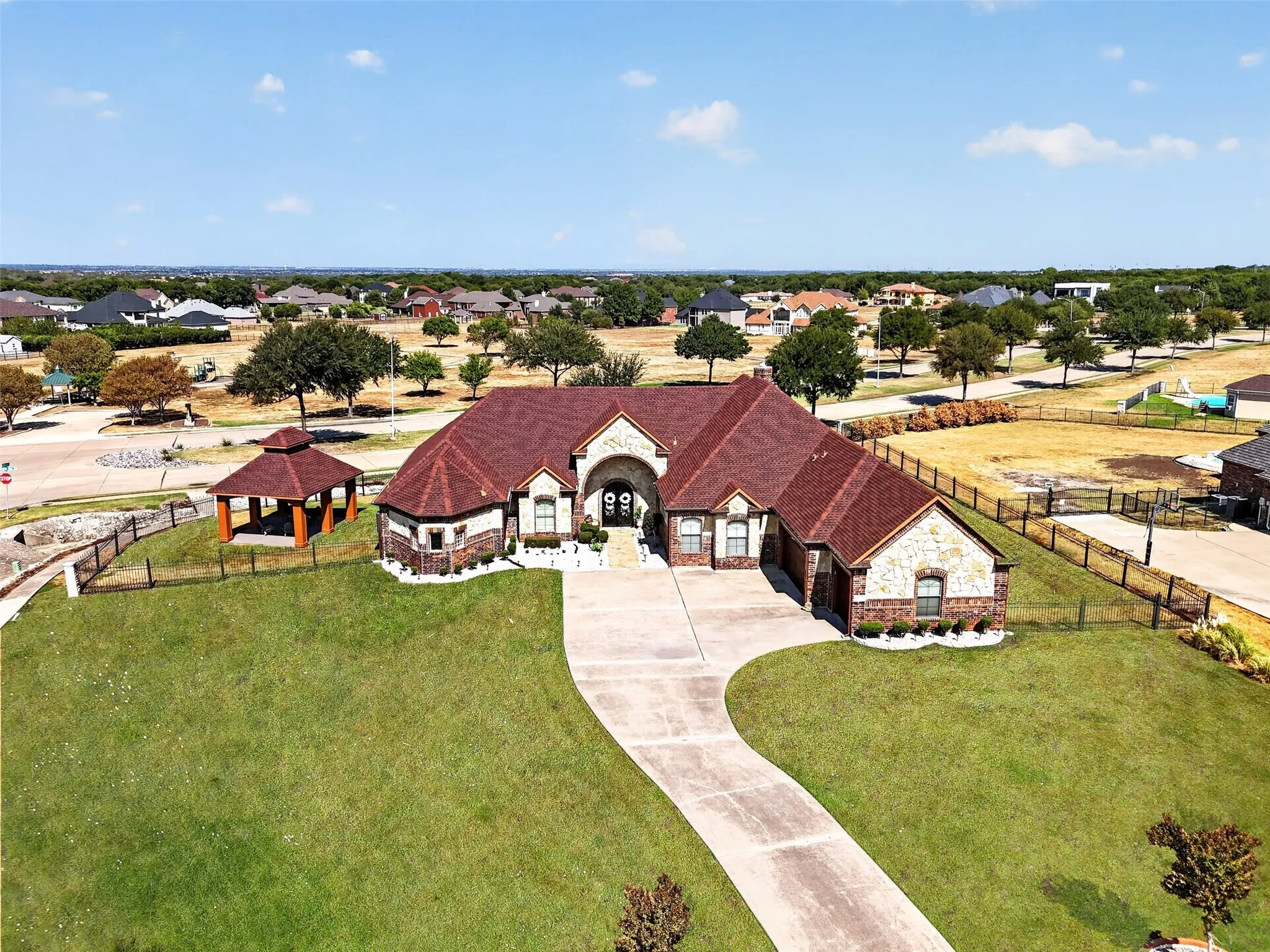 Single Family Residence For Sale in Ellis County , 2521 Garrett Court, Cedar Hill, Texas 75104, 5 Bedroom, 5 Bathroom, 3 Garage spaces, 4,493 Sqft, built in 2005, mls#21394291, Real Estate Agent in Cedar Hill, Homes For Sale in Ellis county, Homes For Sale in Cedar Hill, Realtor in Cedar Hill Texas, Real Estate Brokerage Independent Realty Texas, Luminita Cordes Realtor