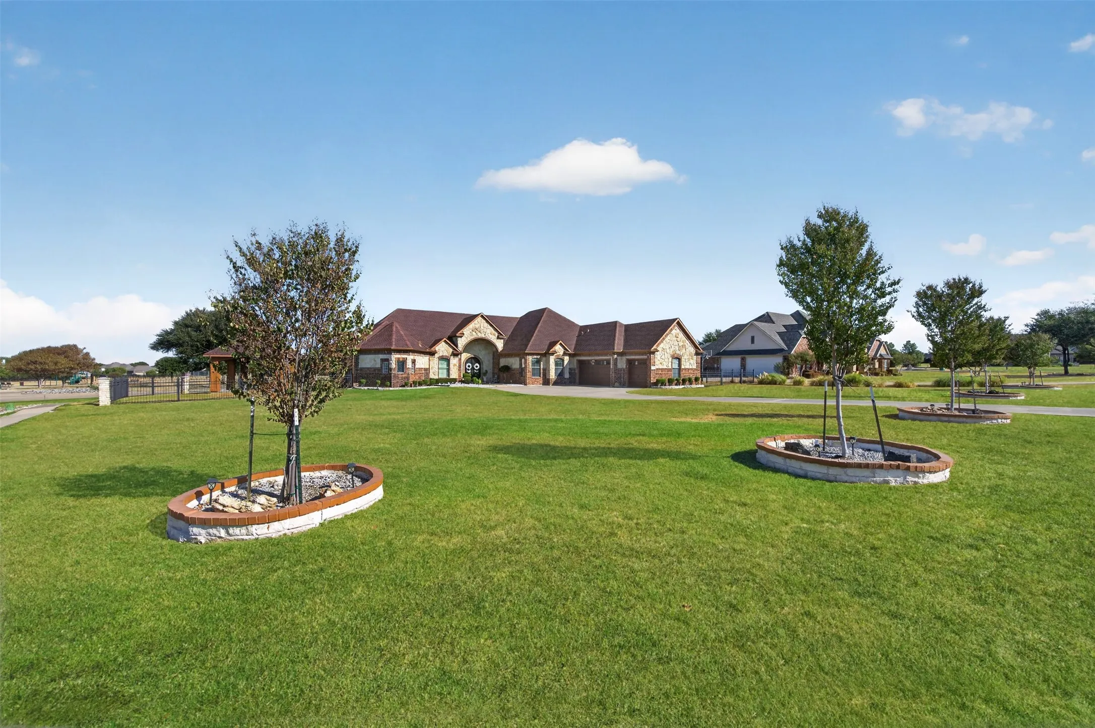 Single Family Residence For Sale in Ellis County , 2521 Garrett Court, Cedar Hill, Texas 75104, 5 Bedroom, 5 Bathroom, 3 Garage spaces, 4,493 Sqft, built in 2005, mls#21394291, Real Estate Agent in Cedar Hill, Homes For Sale in Ellis county, Homes For Sale in Cedar Hill, Realtor in Cedar Hill Texas, Real Estate Brokerage Independent Realty Texas, Luminita Cordes Realtor
