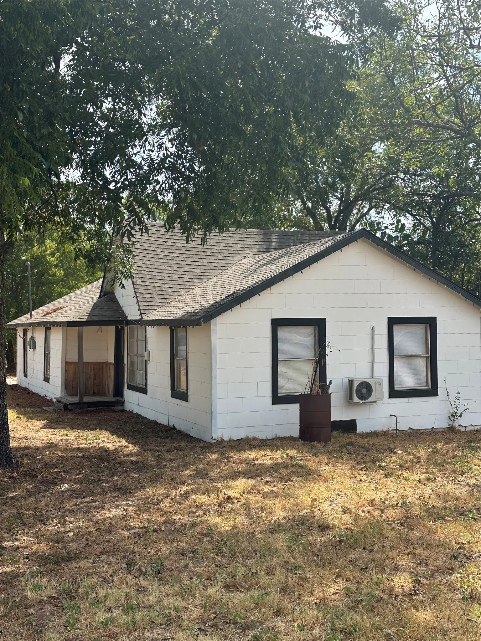 Single Family Residence For Sale in Comanche County , 632 W Ayers Avenue, De Leon, Texas 76444, 3 Bedroom, 1 Bathroom, Garage spaces, 1,300 Sqft, built in 1935, mls#21395276, Real Estate Agent in De Leon, Homes For Sale in Comanche county, Homes For Sale in De Leon, Realtor in De Leon Texas, Real Estate Brokerage Independent Realty Texas, Luminita Cordes Realtor