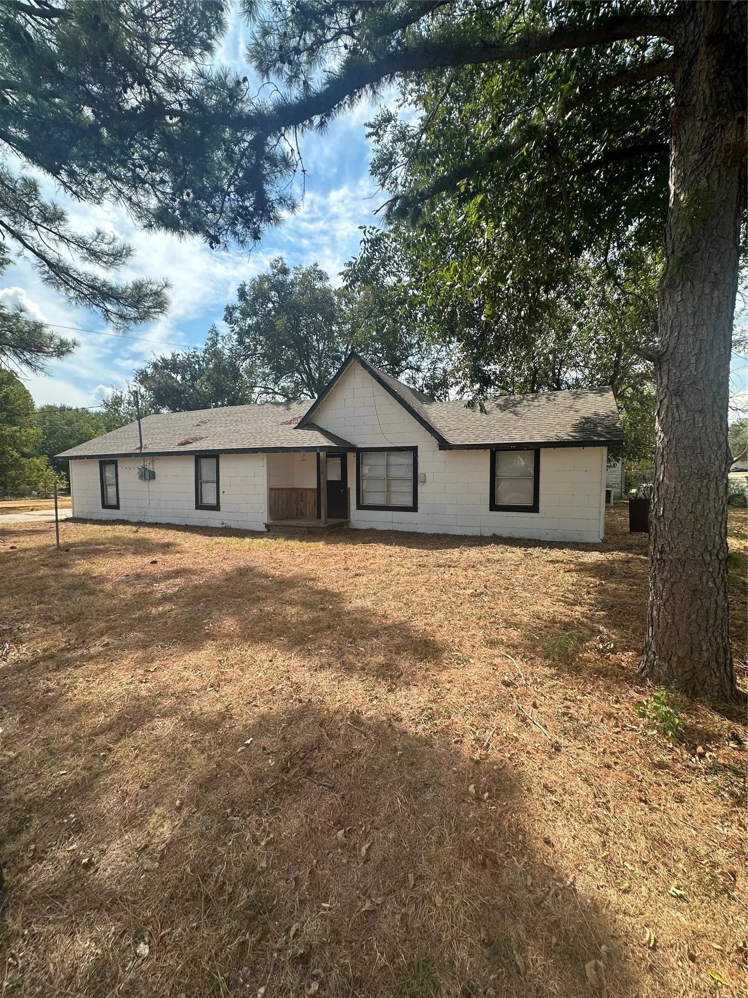 Single Family Residence For Sale in Comanche County , 632 W Ayers Avenue, De Leon, Texas 76444, 3 Bedroom, 1 Bathroom, Garage spaces, 1,300 Sqft, built in 1935, mls#21395276, Real Estate Agent in De Leon, Homes For Sale in Comanche county, Homes For Sale in De Leon, Realtor in De Leon Texas, Real Estate Brokerage Independent Realty Texas, Luminita Cordes Realtor