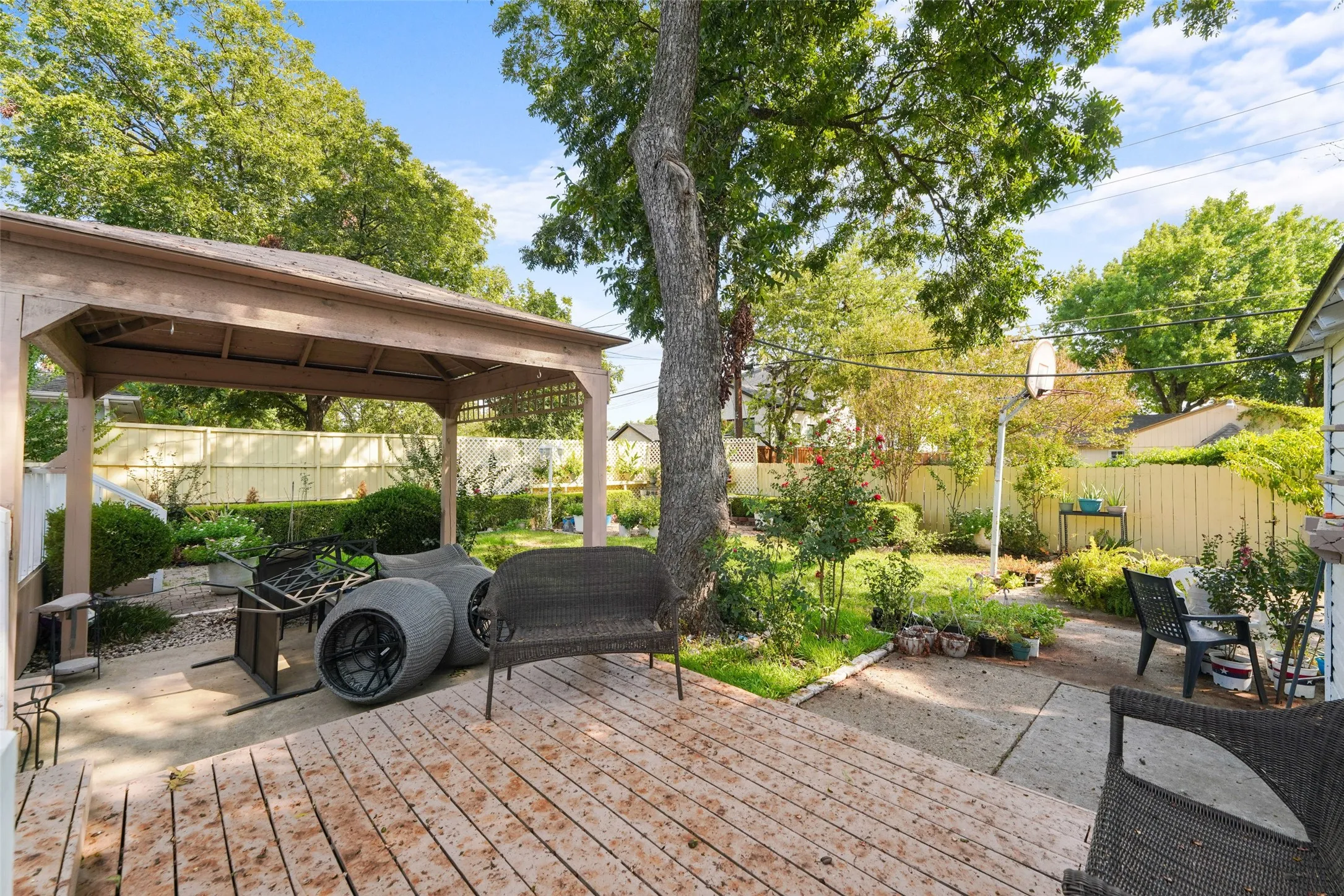 Single Family Residence For Sale in Dallas County , 3760 Davila Drive, Dallas, Texas 75220, 3 Bedroom, 3 Bathroom, 1 Garage spaces, 1,617 Sqft, built in 1951, mls#21394074, Real Estate Agent in Dallas, Homes For Sale in Dallas county, Homes For Sale in Dallas, Realtor in Dallas Texas, Real Estate Brokerage Independent Realty Texas, Luminita Cordes Realtor