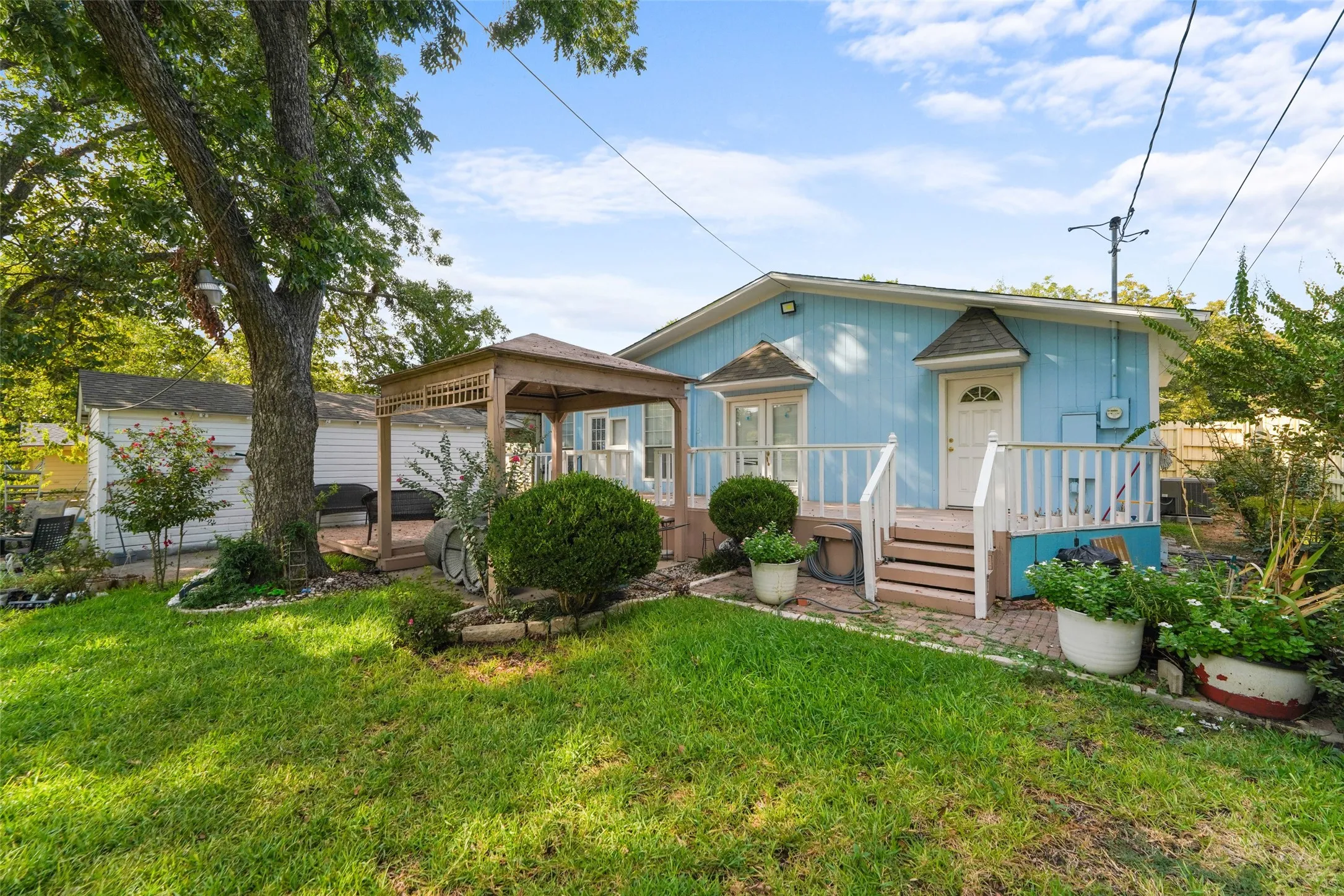 Single Family Residence For Sale in Dallas County , 3760 Davila Drive, Dallas, Texas 75220, 3 Bedroom, 3 Bathroom, 1 Garage spaces, 1,617 Sqft, built in 1951, mls#21394074, Real Estate Agent in Dallas, Homes For Sale in Dallas county, Homes For Sale in Dallas, Realtor in Dallas Texas, Real Estate Brokerage Independent Realty Texas, Luminita Cordes Realtor