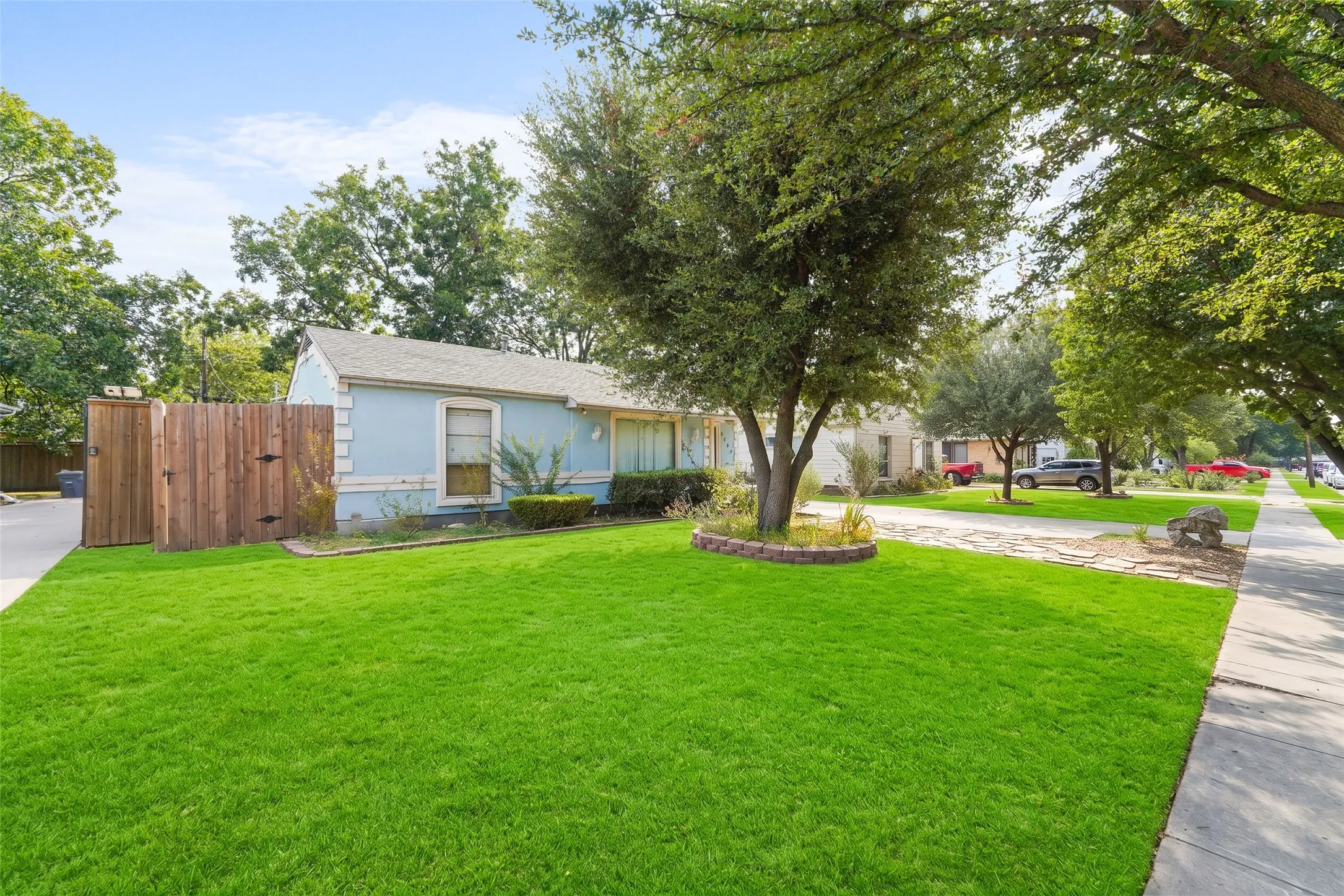 Single Family Residence For Sale in Dallas County , 3760 Davila Drive, Dallas, Texas 75220, 3 Bedroom, 3 Bathroom, 1 Garage spaces, 1,617 Sqft, built in 1951, mls#21394074, Real Estate Agent in Dallas, Homes For Sale in Dallas county, Homes For Sale in Dallas, Realtor in Dallas Texas, Real Estate Brokerage Independent Realty Texas, Luminita Cordes Realtor