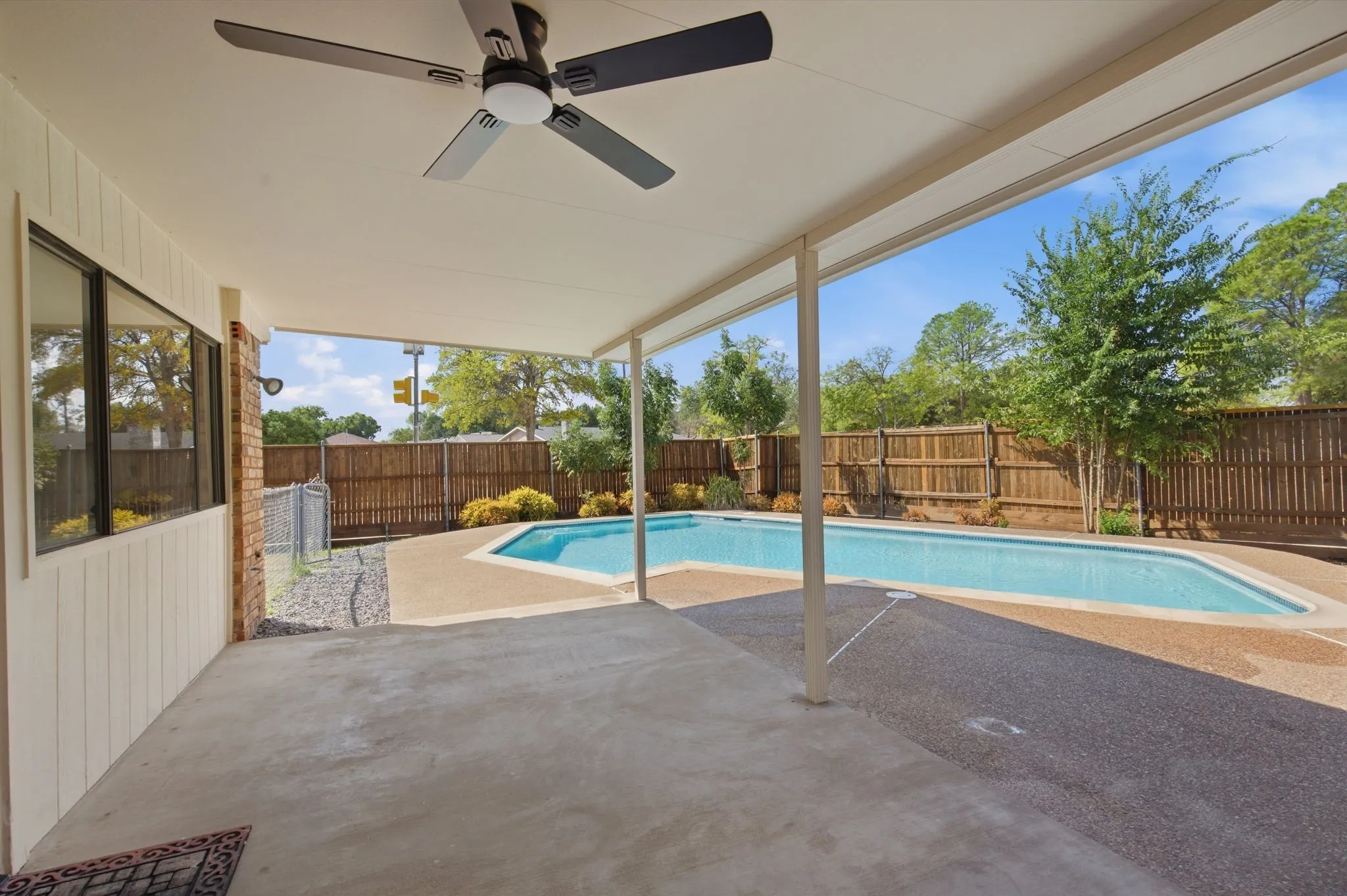 Single Family Residence For Sale in Dallas County , 4610 Alamo Court, Grand Prairie, Texas 75052, 3 Bedroom, 2 Bathroom, 2 Garage spaces, 1,865 Sqft, built in 1978, mls#21394730, Real Estate Agent in Grand Prairie, Homes For Sale in Dallas county, Homes For Sale in Grand Prairie, Realtor in Grand Prairie Texas, Real Estate Brokerage Independent Realty Texas, Luminita Cordes Realtor