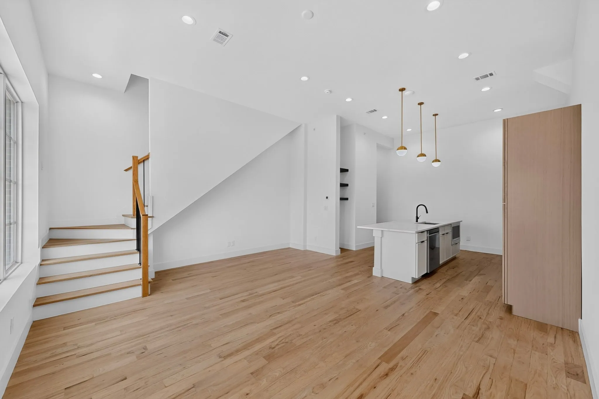 Condominium For Rent in Dallas County , 2080 Kelly Avenue 103, Dallas, Texas 75215, 2 Bedroom, 3 Bathroom, 2 Garage spaces, 1,586 Sqft, built in 2026, mls#21395256, Real Estate Agent in Dallas, Homes For Rent in Dallas county, Homes For Rent in Dallas, Realtor in Dallas Texas, Real Estate Brokerage Independent Realty Texas, Luminita Cordes Realtor