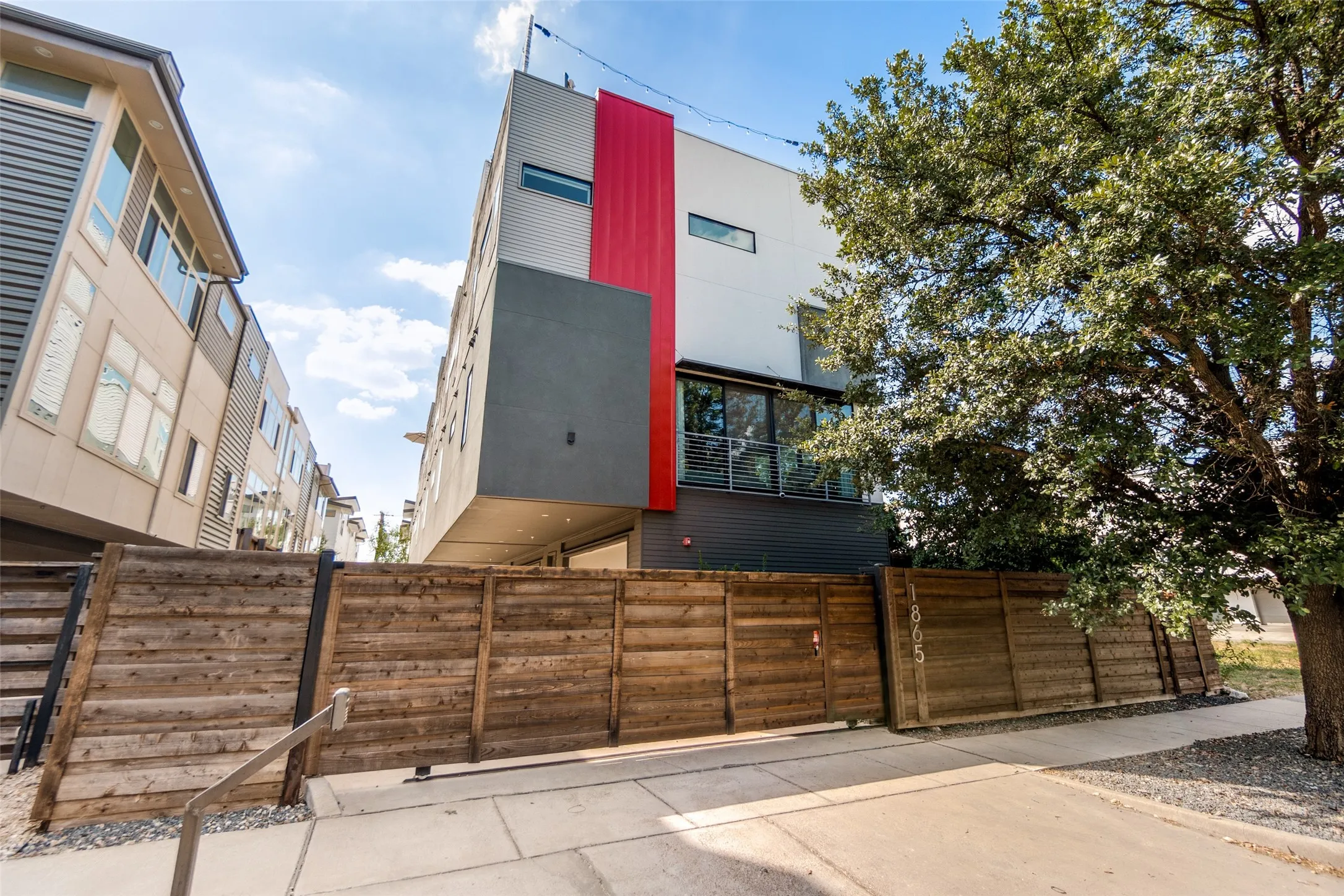 Condominium For Sale in Dallas County , 1865 Summit Avenue 105, Dallas, Texas 75206, 2 Bedroom, 3 Bathroom, 2 Garage spaces, 1,524 Sqft, built in 2019, mls#21395209, Real Estate Agent in Dallas, Homes For Sale in Dallas county, Homes For Sale in Dallas, Realtor in Dallas Texas, Real Estate Brokerage Independent Realty Texas, Luminita Cordes Realtor