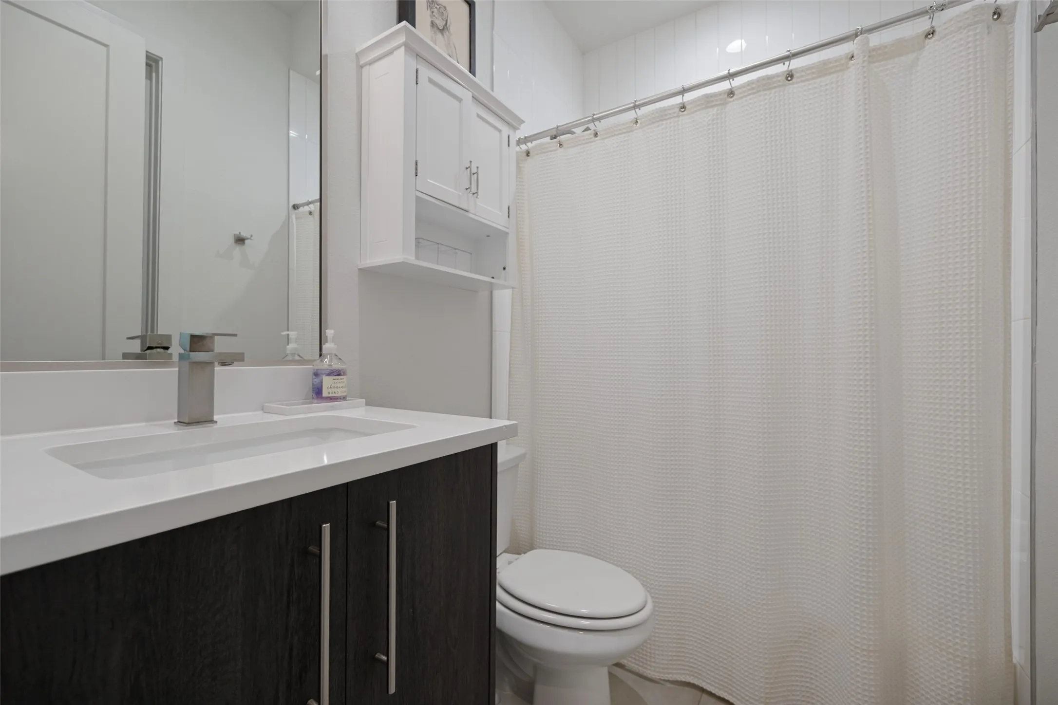 2nd full bath- ensuite to 2nd bedroom and hallway