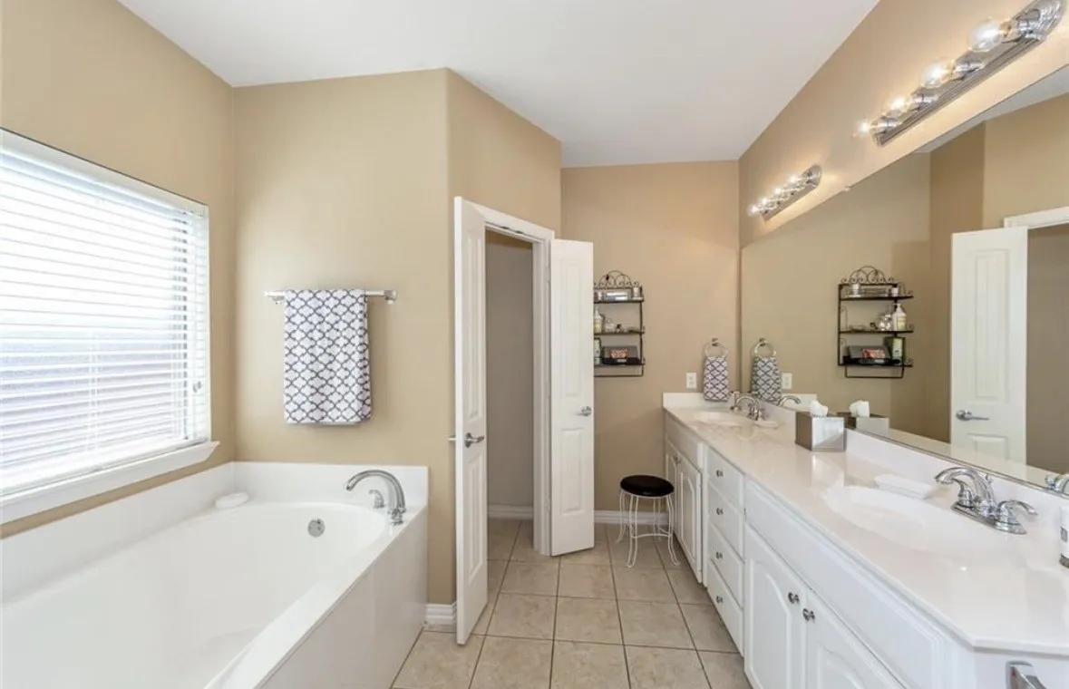 Single Family Residence For Sale in Tarrant County , 7100 Old Santa Fe Trail, Fort Worth, Texas 76131, 4 Bedroom, 3 Bathroom, 2 Garage spaces, 2,590 Sqft, built in 2006, mls#21395275, Real Estate Agent in Fort Worth, Homes For Sale in Tarrant county, Homes For Sale in Fort Worth, Realtor in Fort Worth Texas, Real Estate Brokerage Independent Realty Texas, Luminita Cordes Realtor