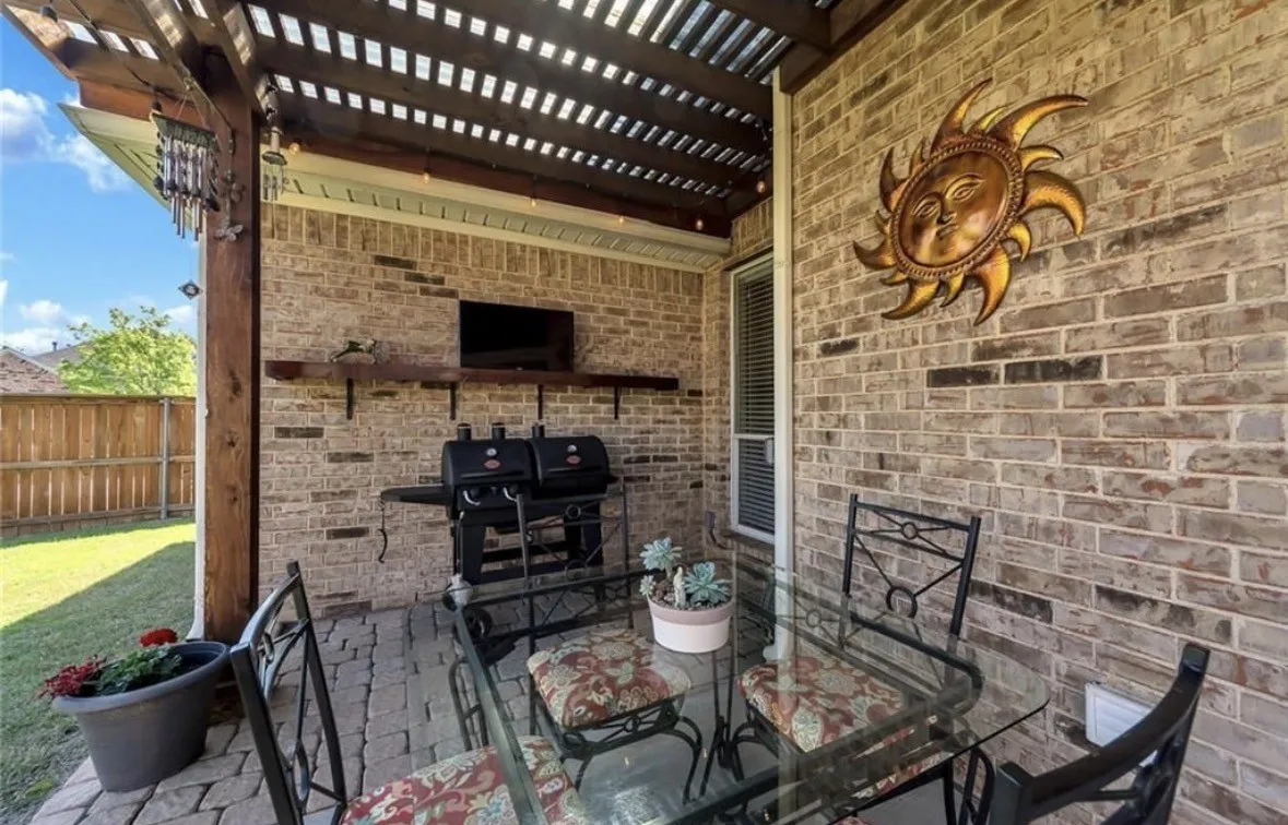 Single Family Residence For Sale in Tarrant County , 7100 Old Santa Fe Trail, Fort Worth, Texas 76131, 4 Bedroom, 3 Bathroom, 2 Garage spaces, 2,590 Sqft, built in 2006, mls#21395275, Real Estate Agent in Fort Worth, Homes For Sale in Tarrant county, Homes For Sale in Fort Worth, Realtor in Fort Worth Texas, Real Estate Brokerage Independent Realty Texas, Luminita Cordes Realtor