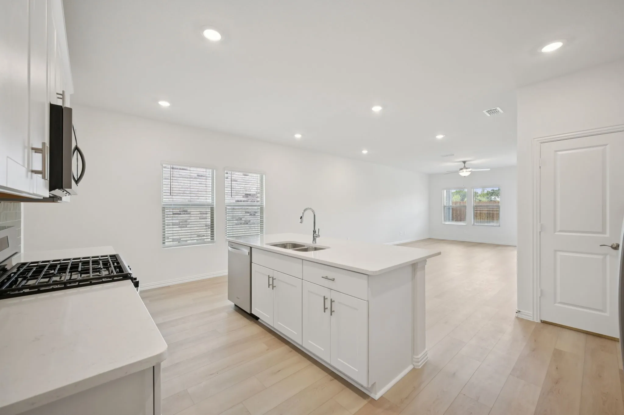  Photo is not of the actual home, but is an inspirational photo of builder’s model home and may depict options, furnishings, and/or decorator features that are not included.
