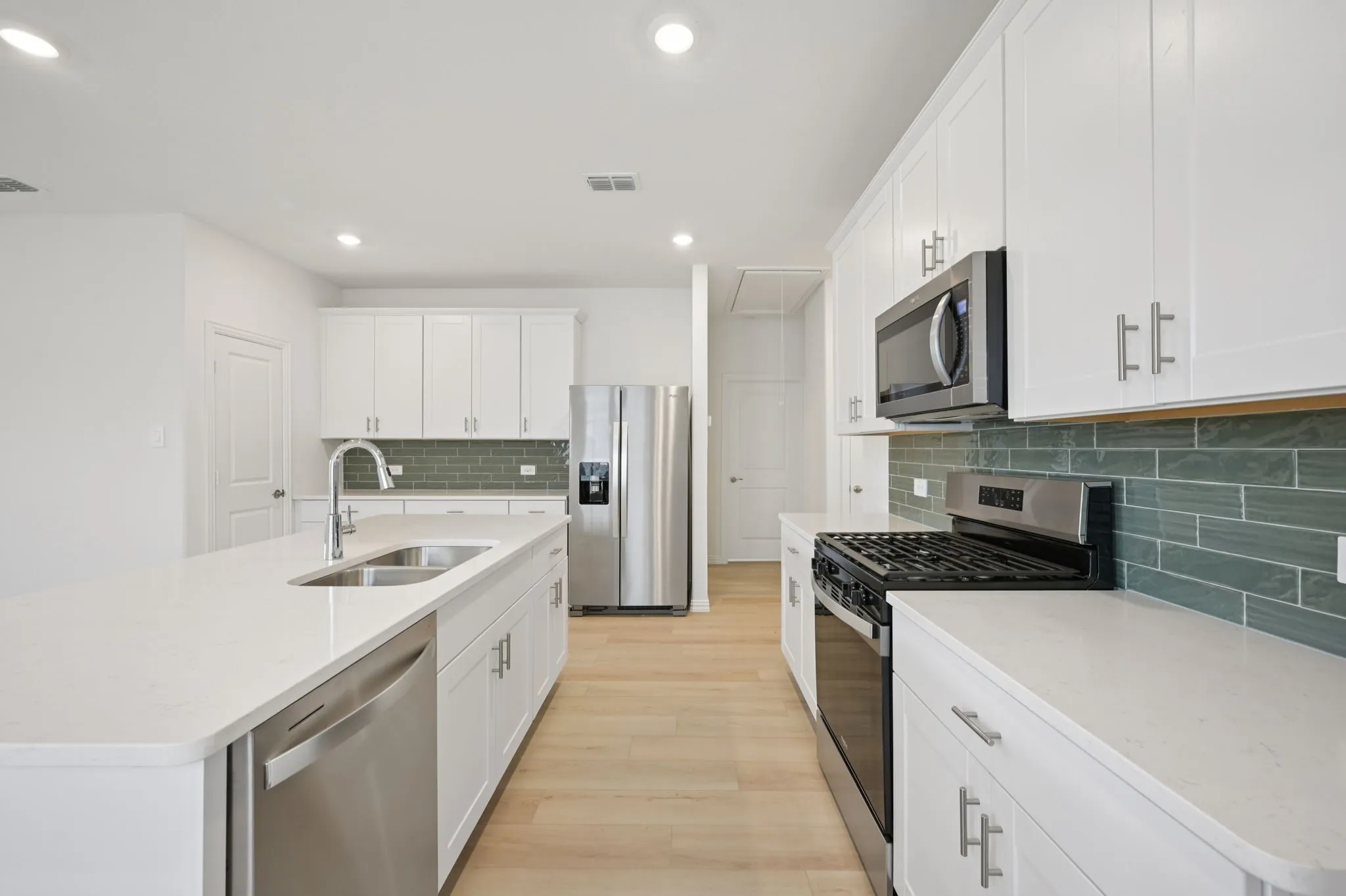  Photo is not of the actual home, but is an inspirational photo of builder’s model home and may depict options, furnishings, and/or decorator features that are not included.
