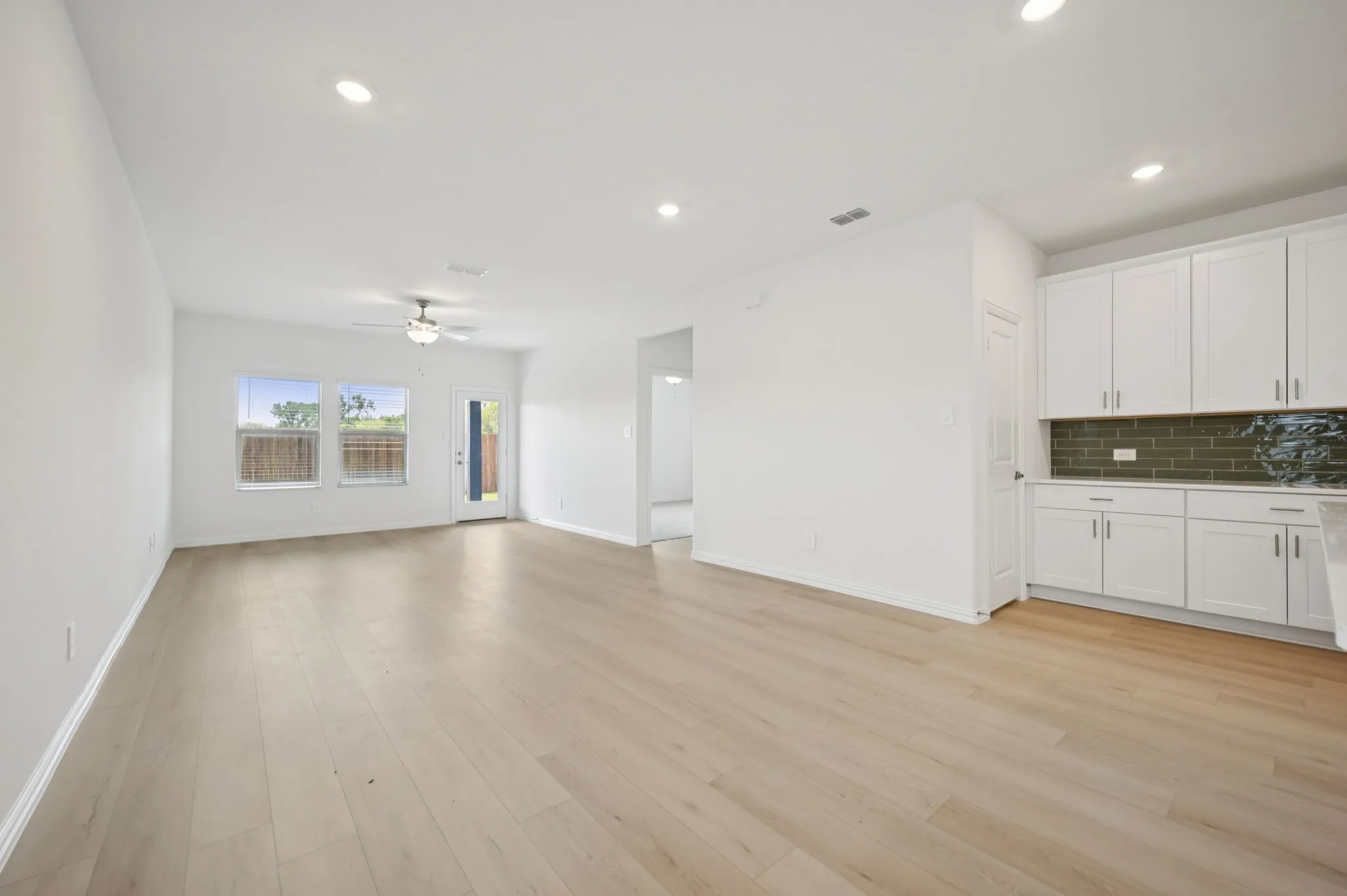  Photo is not of the actual home, but is an inspirational photo of builder’s model home and may depict options, furnishings, and/or decorator features that are not included.
