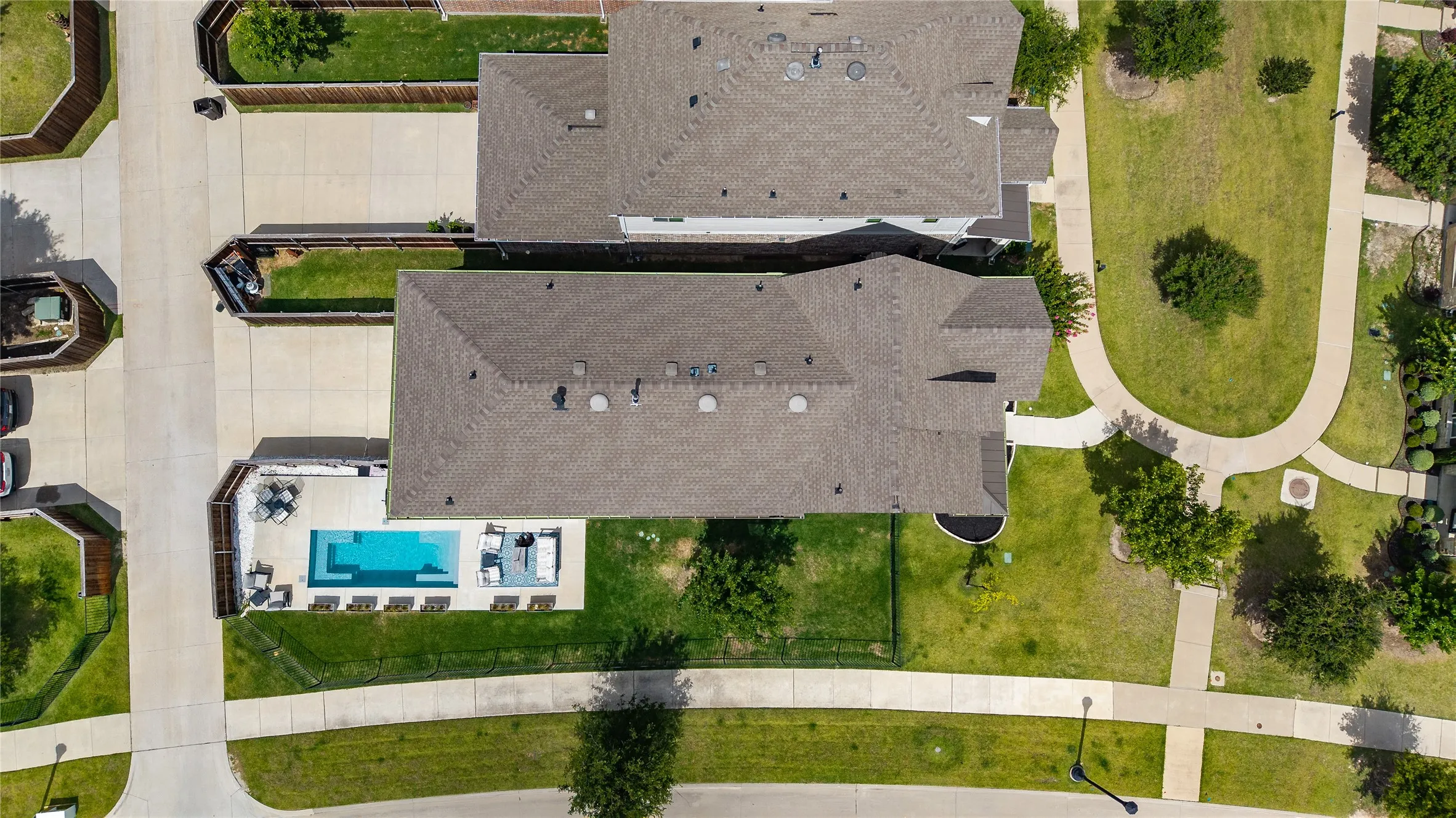 Single Family Residence For Sale in Parker County , 1820 Roundtree Circle W, Fort Worth, Texas 76008, 3 Bedroom, 3 Bathroom, 3 Garage spaces, 2,656 Sqft, built in 2017, mls#21395316, Real Estate Agent in Fort Worth, Homes For Sale in Parker county, Homes For Sale in Fort Worth, Realtor in Fort Worth Texas, Real Estate Brokerage Independent Realty Texas, Luminita Cordes Realtor