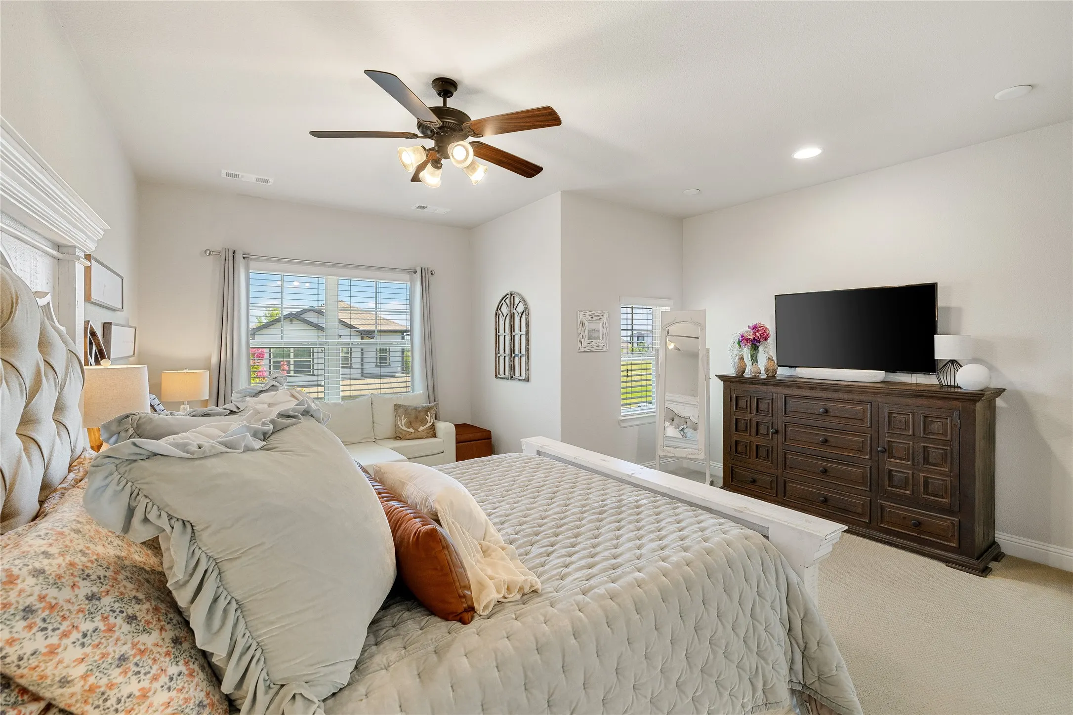 Single Family Residence For Sale in Parker County , 1820 Roundtree Circle W, Fort Worth, Texas 76008, 3 Bedroom, 3 Bathroom, 3 Garage spaces, 2,656 Sqft, built in 2017, mls#21395316, Real Estate Agent in Fort Worth, Homes For Sale in Parker county, Homes For Sale in Fort Worth, Realtor in Fort Worth Texas, Real Estate Brokerage Independent Realty Texas, Luminita Cordes Realtor