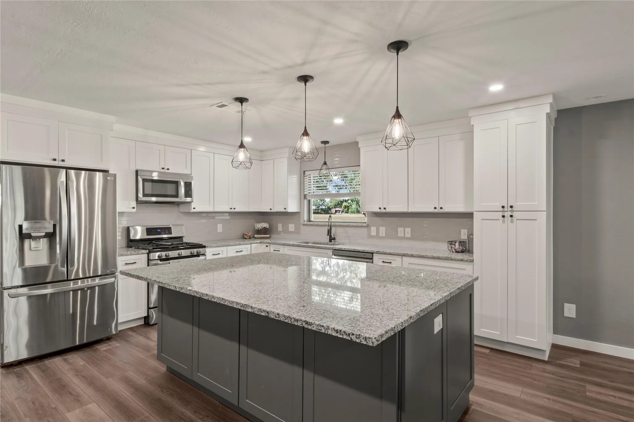 Single Family Residence For Rent in Henderson County , 2500 Wildwood Way, Tool, Texas 75143, 3 Bedroom, 2 Bathroom, 1 Garage spaces, 1,342 Sqft, built in 1975, mls#21395317, Real Estate Agent in Tool, Homes For Rent in Henderson county, Homes For Rent in Tool, Realtor in Tool Texas, Real Estate Brokerage Independent Realty Texas, Luminita Cordes Realtor
