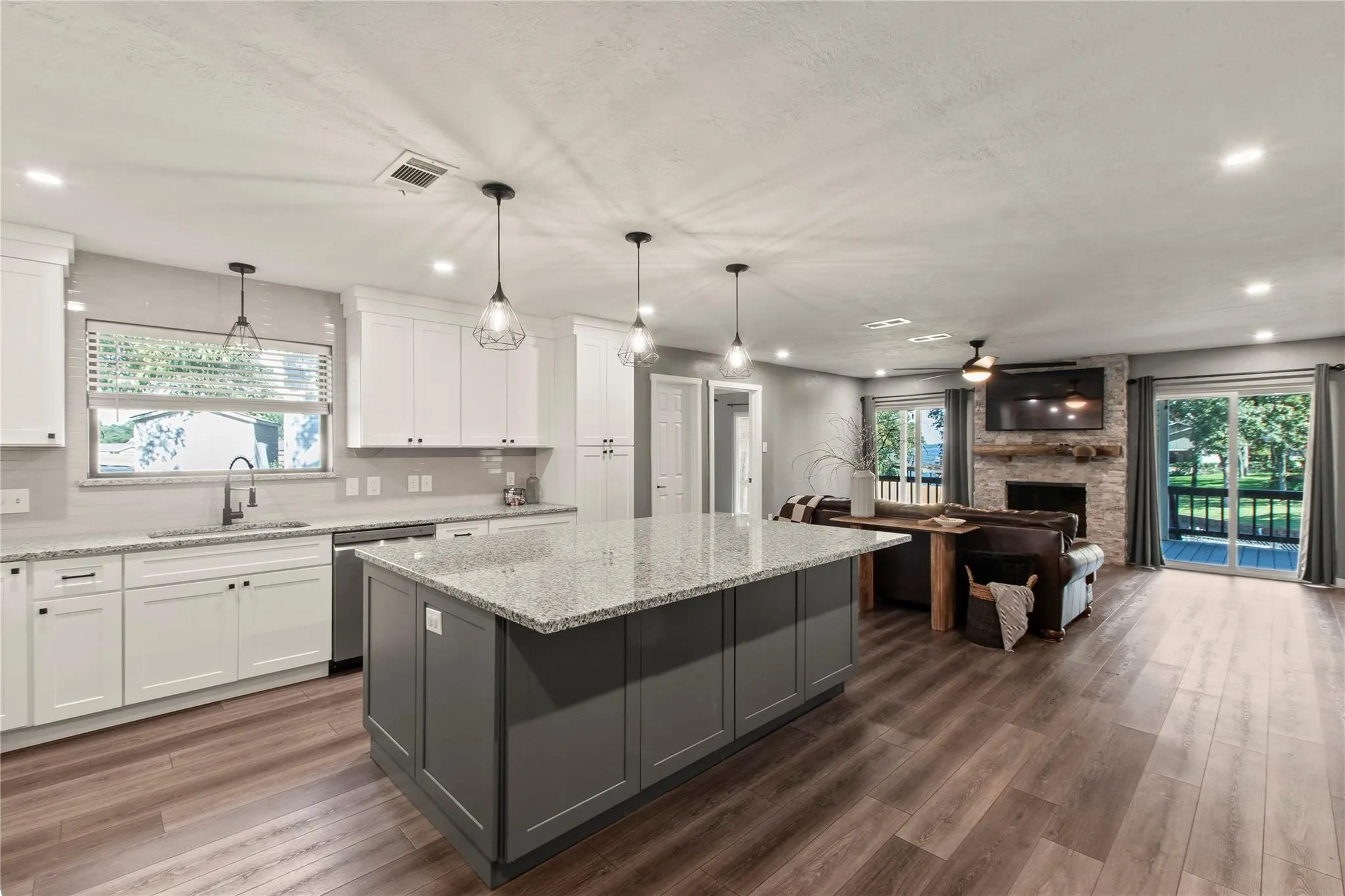 Single Family Residence For Rent in Henderson County , 2500 Wildwood Way, Tool, Texas 75143, 3 Bedroom, 2 Bathroom, 1 Garage spaces, 1,342 Sqft, built in 1975, mls#21395317, Real Estate Agent in Tool, Homes For Rent in Henderson county, Homes For Rent in Tool, Realtor in Tool Texas, Real Estate Brokerage Independent Realty Texas, Luminita Cordes Realtor