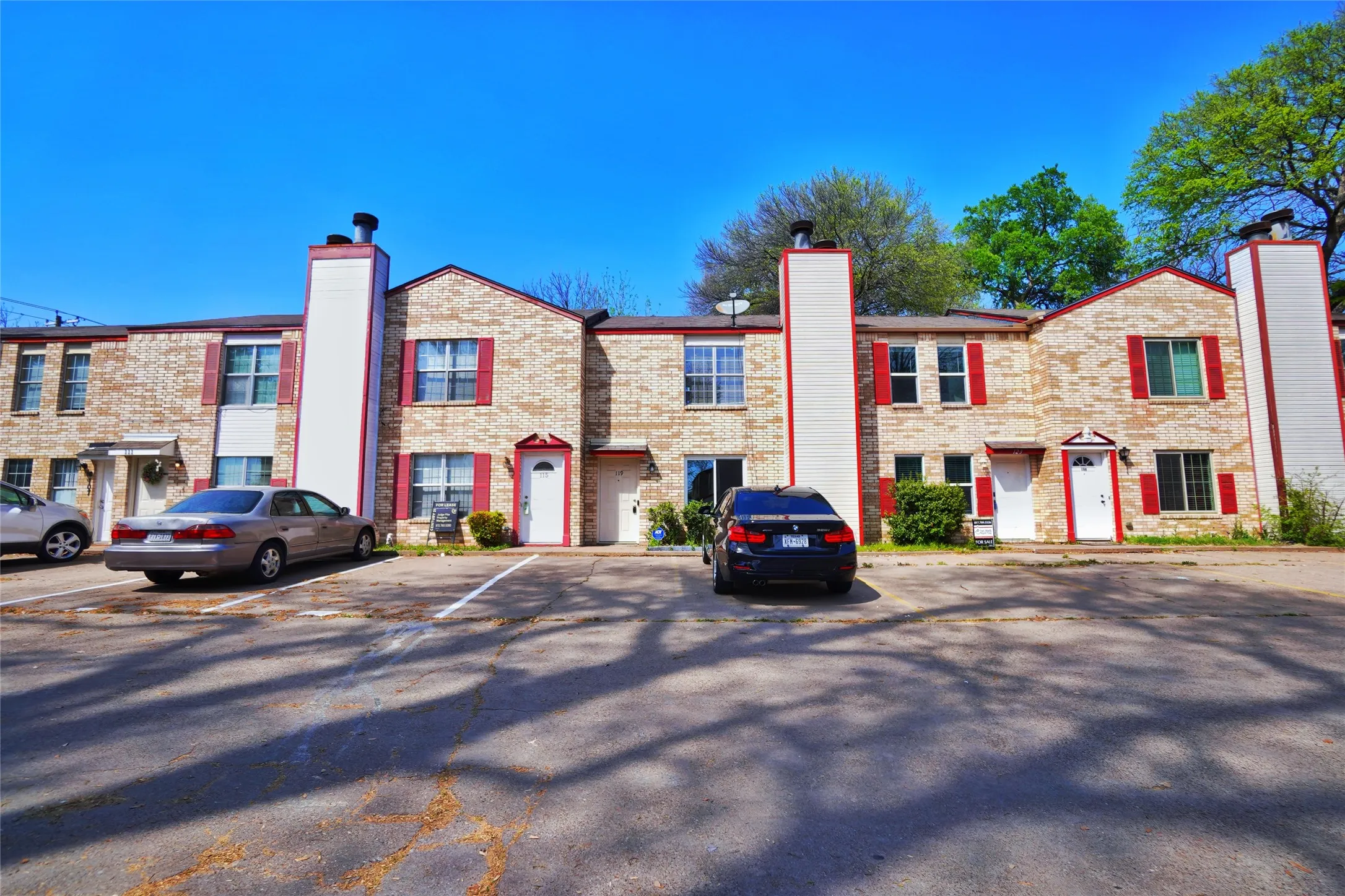 Townhouse For Sale in Dallas County , 119 Austin Stone Drive, Duncanville, Texas 75137, 2 Bedroom, 2 Bathroom, Garage spaces, 1,085 Sqft, built in 1983, mls#21394880, Real Estate Agent in Duncanville, Homes For Sale in Dallas county, Homes For Sale in Duncanville, Realtor in Duncanville Texas, Real Estate Brokerage Independent Realty Texas, Luminita Cordes Realtor
