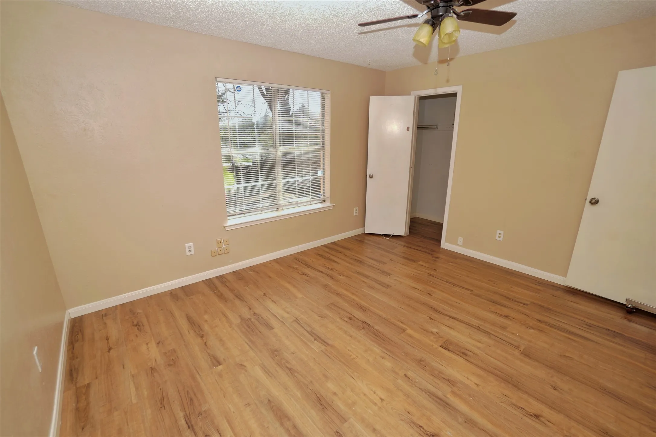 Wood-finish flooring with neutral wall paint