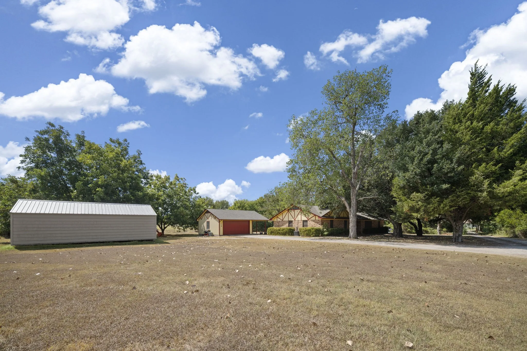 Single Family Residence For Sale in Ellis County , 707 Ovilla Road A, Waxahachie, Texas 75167, 4 Bedroom, 3 Bathroom, 2 Garage spaces, 2,002 Sqft, built in 1983, mls#21392374, Real Estate Agent in Waxahachie, Homes For Sale in Ellis county, Homes For Sale in Waxahachie, Realtor in Waxahachie Texas, Real Estate Brokerage Independent Realty Texas, Luminita Cordes Realtor
