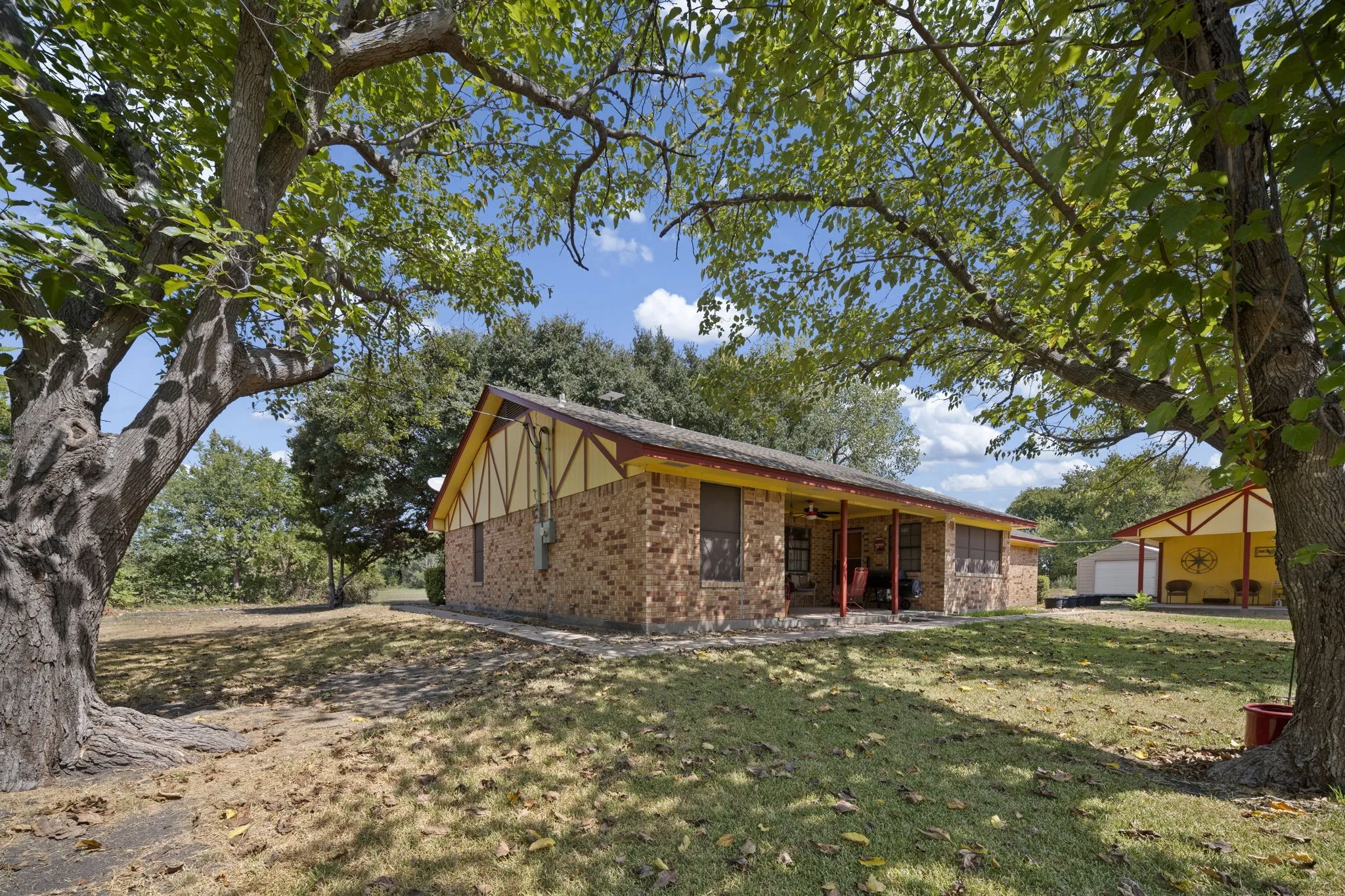 Single Family Residence For Sale in Ellis County , 707 Ovilla Road A, Waxahachie, Texas 75167, 4 Bedroom, 3 Bathroom, 2 Garage spaces, 2,002 Sqft, built in 1983, mls#21392374, Real Estate Agent in Waxahachie, Homes For Sale in Ellis county, Homes For Sale in Waxahachie, Realtor in Waxahachie Texas, Real Estate Brokerage Independent Realty Texas, Luminita Cordes Realtor