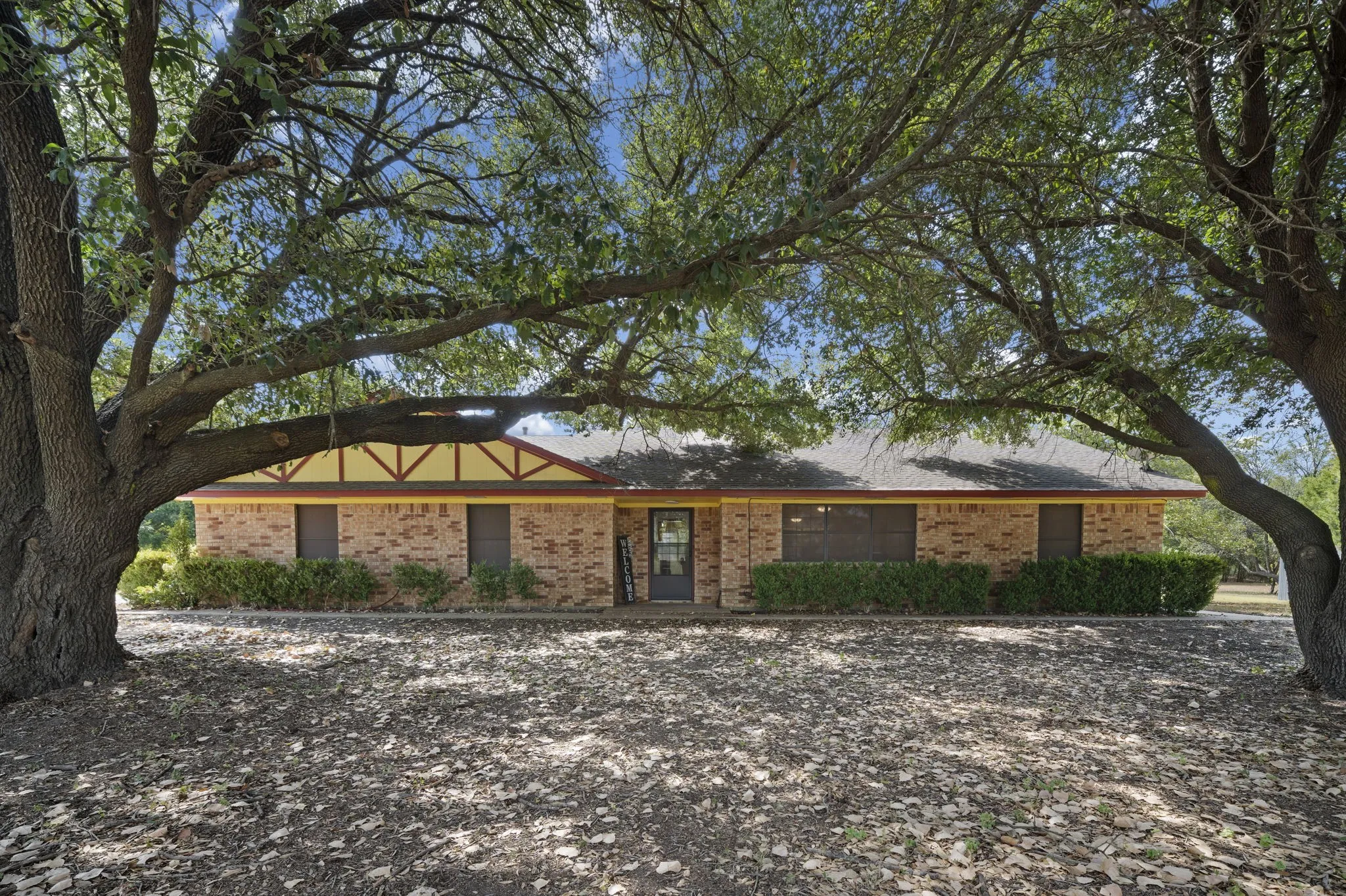 Single Family Residence For Sale in Ellis County , 707 Ovilla Road A, Waxahachie, Texas 75167, 4 Bedroom, 3 Bathroom, 2 Garage spaces, 2,002 Sqft, built in 1983, mls#21392374, Real Estate Agent in Waxahachie, Homes For Sale in Ellis county, Homes For Sale in Waxahachie, Realtor in Waxahachie Texas, Real Estate Brokerage Independent Realty Texas, Luminita Cordes Realtor