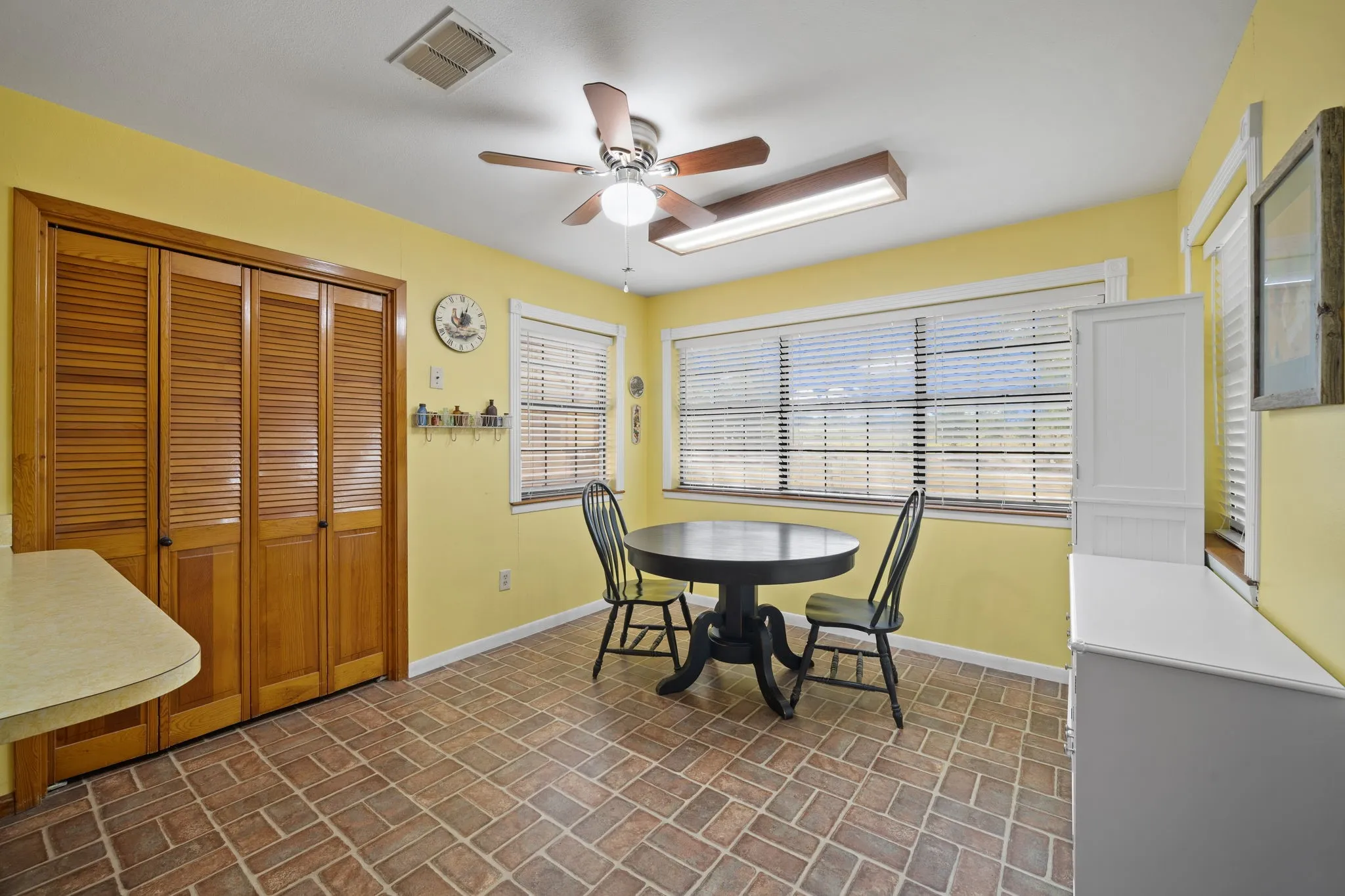 Single Family Residence For Sale in Ellis County , 707 Ovilla Road A, Waxahachie, Texas 75167, 4 Bedroom, 3 Bathroom, 2 Garage spaces, 2,002 Sqft, built in 1983, mls#21392374, Real Estate Agent in Waxahachie, Homes For Sale in Ellis county, Homes For Sale in Waxahachie, Realtor in Waxahachie Texas, Real Estate Brokerage Independent Realty Texas, Luminita Cordes Realtor