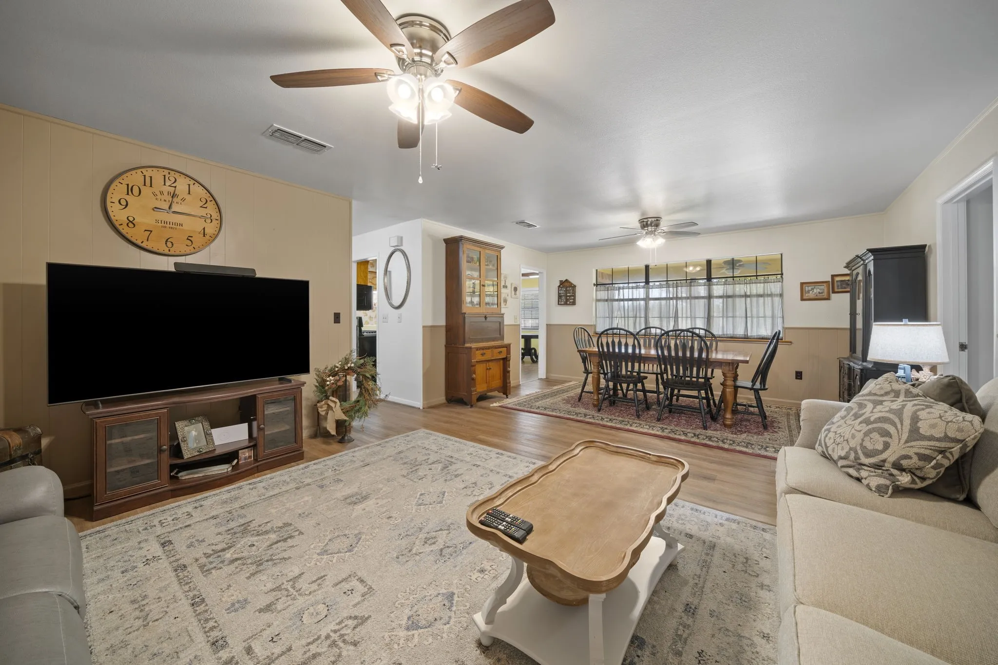 Single Family Residence For Sale in Ellis County , 707 Ovilla Road A, Waxahachie, Texas 75167, 4 Bedroom, 3 Bathroom, 2 Garage spaces, 2,002 Sqft, built in 1983, mls#21392374, Real Estate Agent in Waxahachie, Homes For Sale in Ellis county, Homes For Sale in Waxahachie, Realtor in Waxahachie Texas, Real Estate Brokerage Independent Realty Texas, Luminita Cordes Realtor