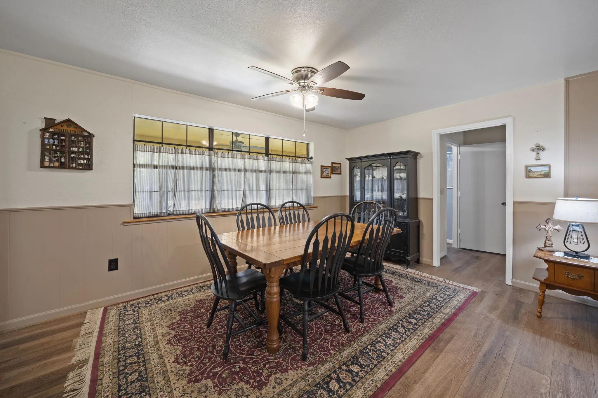 Single Family Residence For Sale in Ellis County , 707 Ovilla Road A, Waxahachie, Texas 75167, 4 Bedroom, 3 Bathroom, 2 Garage spaces, 2,002 Sqft, built in 1983, mls#21392374, Real Estate Agent in Waxahachie, Homes For Sale in Ellis county, Homes For Sale in Waxahachie, Realtor in Waxahachie Texas, Real Estate Brokerage Independent Realty Texas, Luminita Cordes Realtor