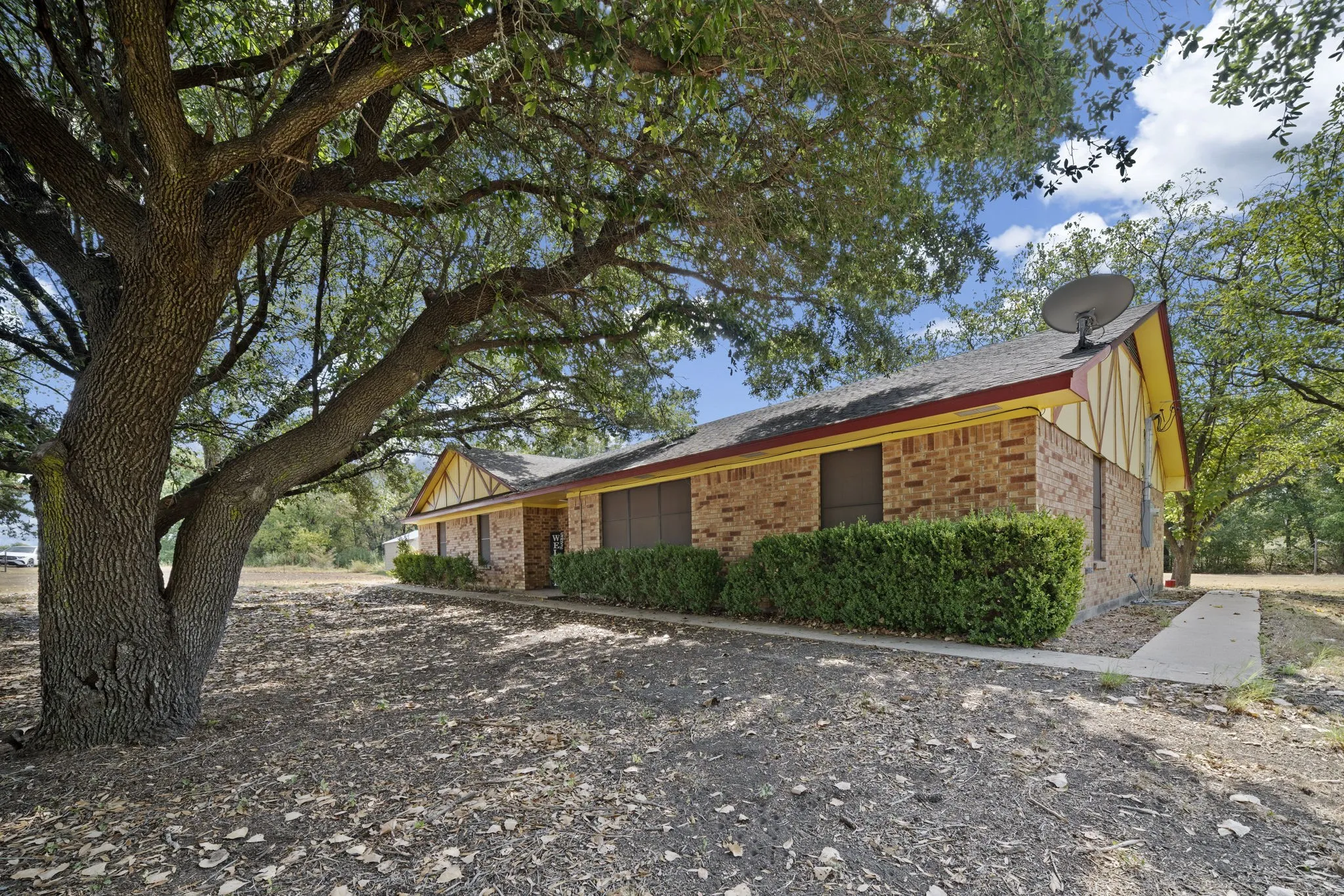 Single Family Residence For Sale in Ellis County , 707 Ovilla Road A, Waxahachie, Texas 75167, 4 Bedroom, 3 Bathroom, 2 Garage spaces, 2,002 Sqft, built in 1983, mls#21392374, Real Estate Agent in Waxahachie, Homes For Sale in Ellis county, Homes For Sale in Waxahachie, Realtor in Waxahachie Texas, Real Estate Brokerage Independent Realty Texas, Luminita Cordes Realtor