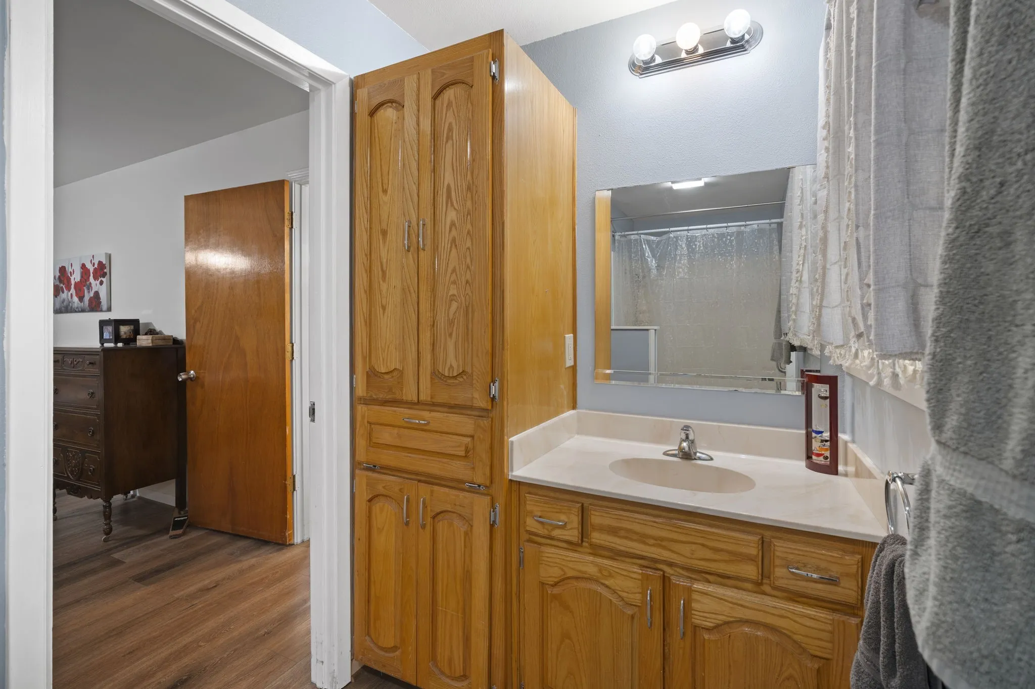 Single Family Residence For Sale in Ellis County , 707 Ovilla Road A, Waxahachie, Texas 75167, 4 Bedroom, 3 Bathroom, 2 Garage spaces, 2,002 Sqft, built in 1983, mls#21392374, Real Estate Agent in Waxahachie, Homes For Sale in Ellis county, Homes For Sale in Waxahachie, Realtor in Waxahachie Texas, Real Estate Brokerage Independent Realty Texas, Luminita Cordes Realtor