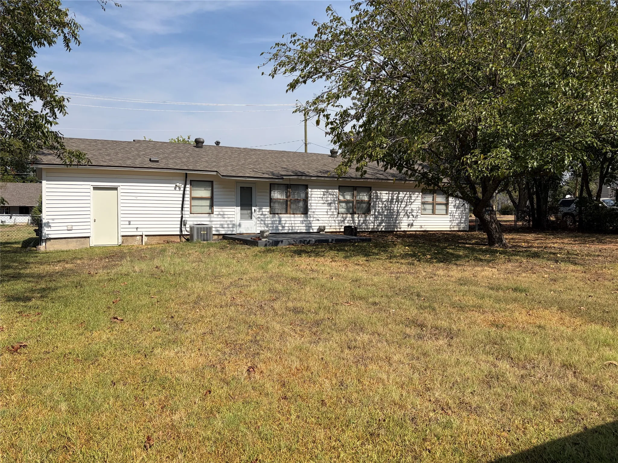 Single Family Residence For Sale in Hill County , 804 E Adams Street, Itasca, Texas 76055, 3 Bedroom, 2 Bathroom, 1 Garage spaces, 1,322 Sqft, built in 1961, mls#21392735, Real Estate Agent in Itasca, Homes For Sale in Hill county, Homes For Sale in Itasca, Realtor in Itasca Texas, Real Estate Brokerage Independent Realty Texas, Luminita Cordes Realtor