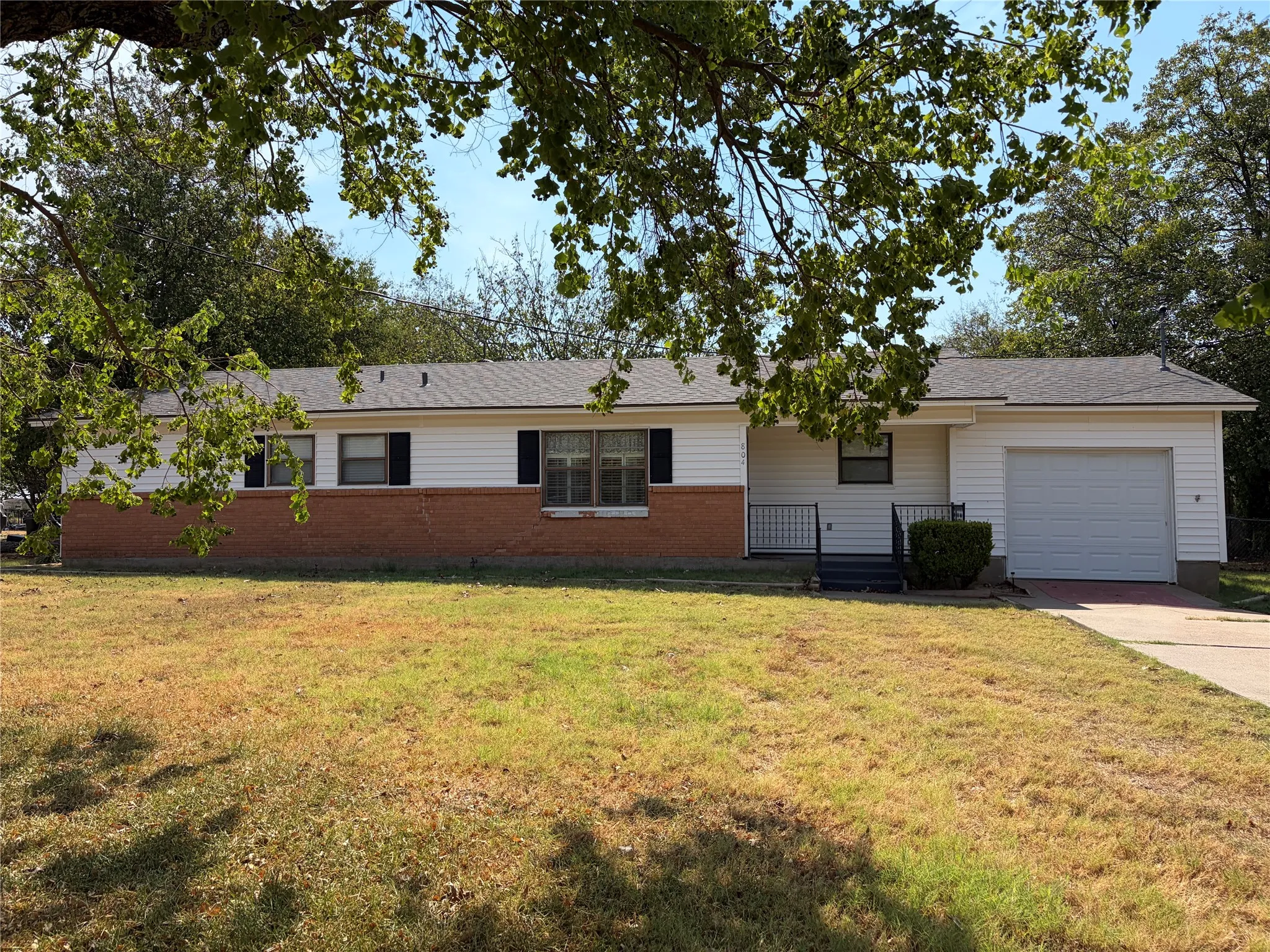 Single Family Residence For Sale in Hill County , 804 E Adams Street, Itasca, Texas 76055, 3 Bedroom, 2 Bathroom, 1 Garage spaces, 1,322 Sqft, built in 1961, mls#21392735, Real Estate Agent in Itasca, Homes For Sale in Hill county, Homes For Sale in Itasca, Realtor in Itasca Texas, Real Estate Brokerage Independent Realty Texas, Luminita Cordes Realtor