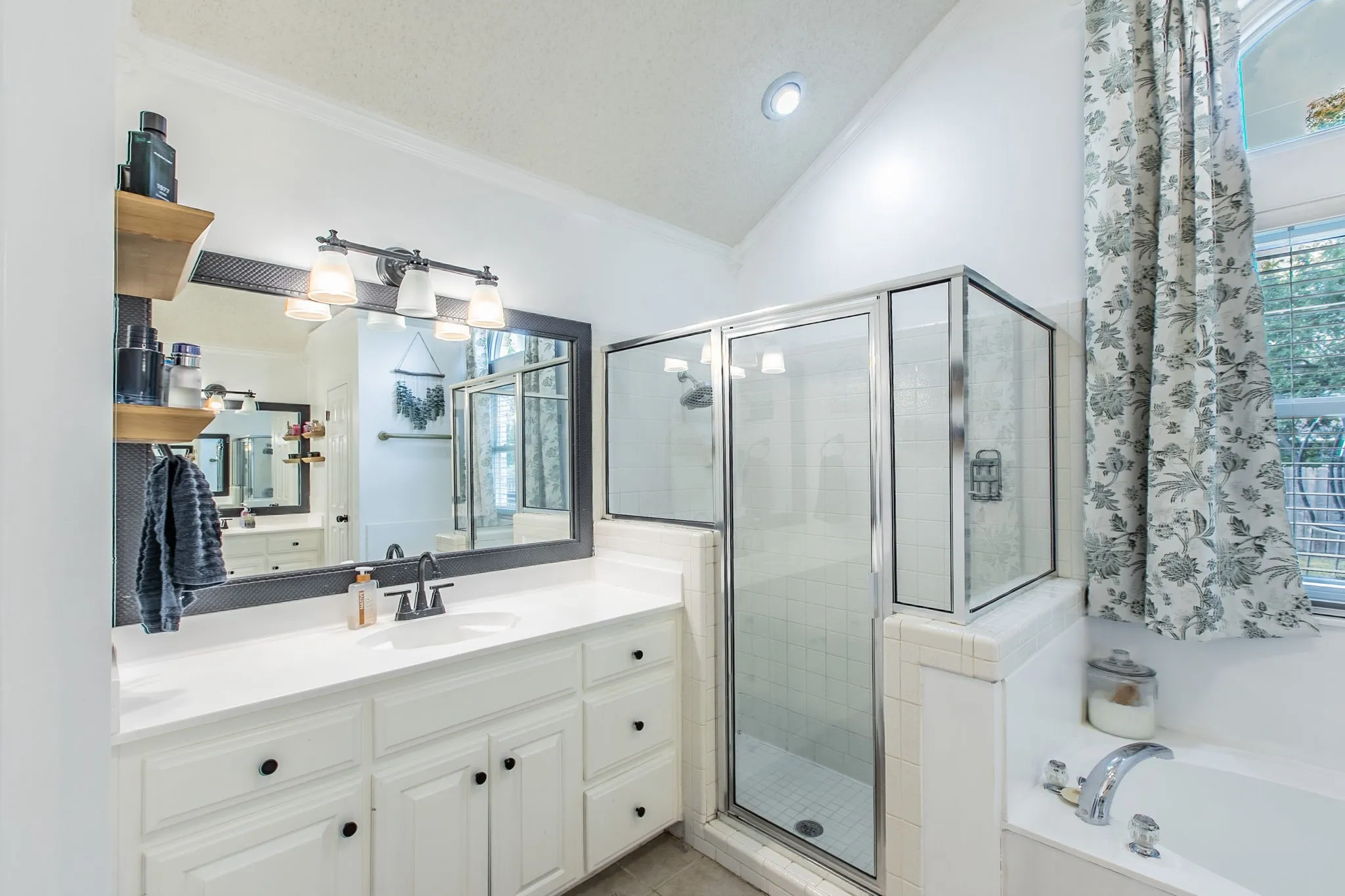 Single Family Residence For Sale in Mc Lennan County , 9505 Lost Trails Drive, Waco, Texas 76712, 4 Bedroom, 3 Bathroom, 2 Garage spaces, 2,335 Sqft, built in 1992, mls#21395158, Real Estate Agent in Waco, Homes For Sale in Mc Lennan county, Homes For Sale in Waco, Realtor in Waco Texas, Real Estate Brokerage Independent Realty Texas, Luminita Cordes Realtor