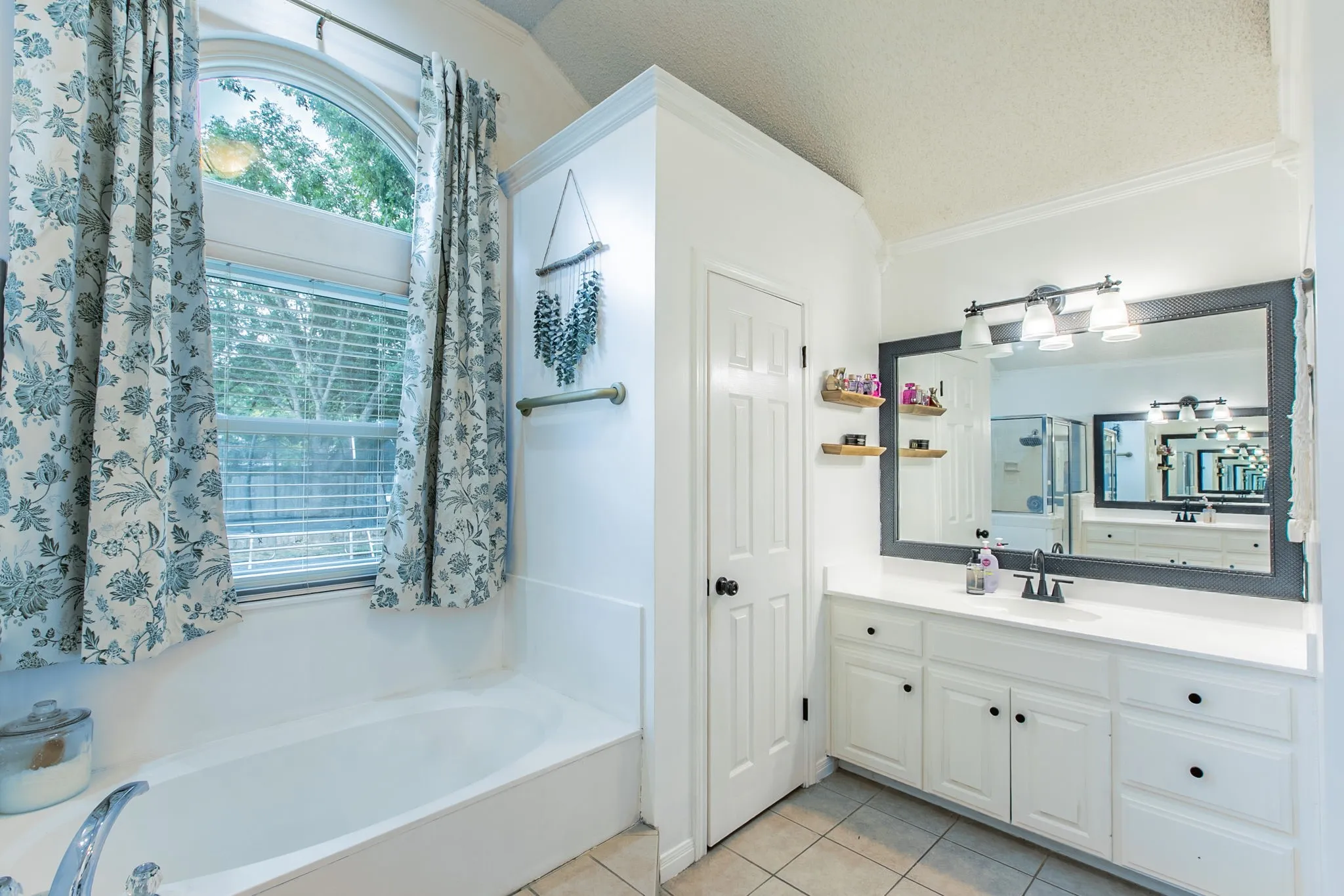 Single Family Residence For Sale in Mc Lennan County , 9505 Lost Trails Drive, Waco, Texas 76712, 4 Bedroom, 3 Bathroom, 2 Garage spaces, 2,335 Sqft, built in 1992, mls#21395158, Real Estate Agent in Waco, Homes For Sale in Mc Lennan county, Homes For Sale in Waco, Realtor in Waco Texas, Real Estate Brokerage Independent Realty Texas, Luminita Cordes Realtor