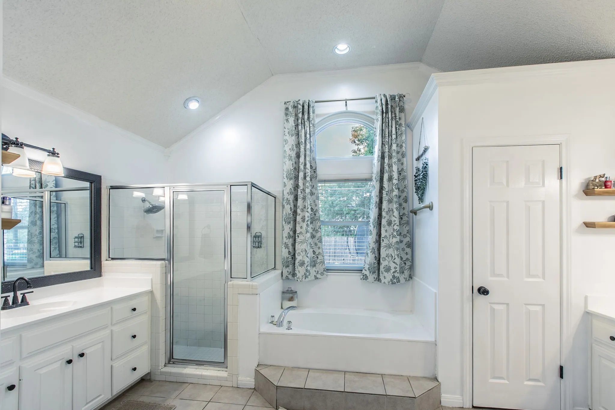Single Family Residence For Sale in Mc Lennan County , 9505 Lost Trails Drive, Waco, Texas 76712, 4 Bedroom, 3 Bathroom, 2 Garage spaces, 2,335 Sqft, built in 1992, mls#21395158, Real Estate Agent in Waco, Homes For Sale in Mc Lennan county, Homes For Sale in Waco, Realtor in Waco Texas, Real Estate Brokerage Independent Realty Texas, Luminita Cordes Realtor