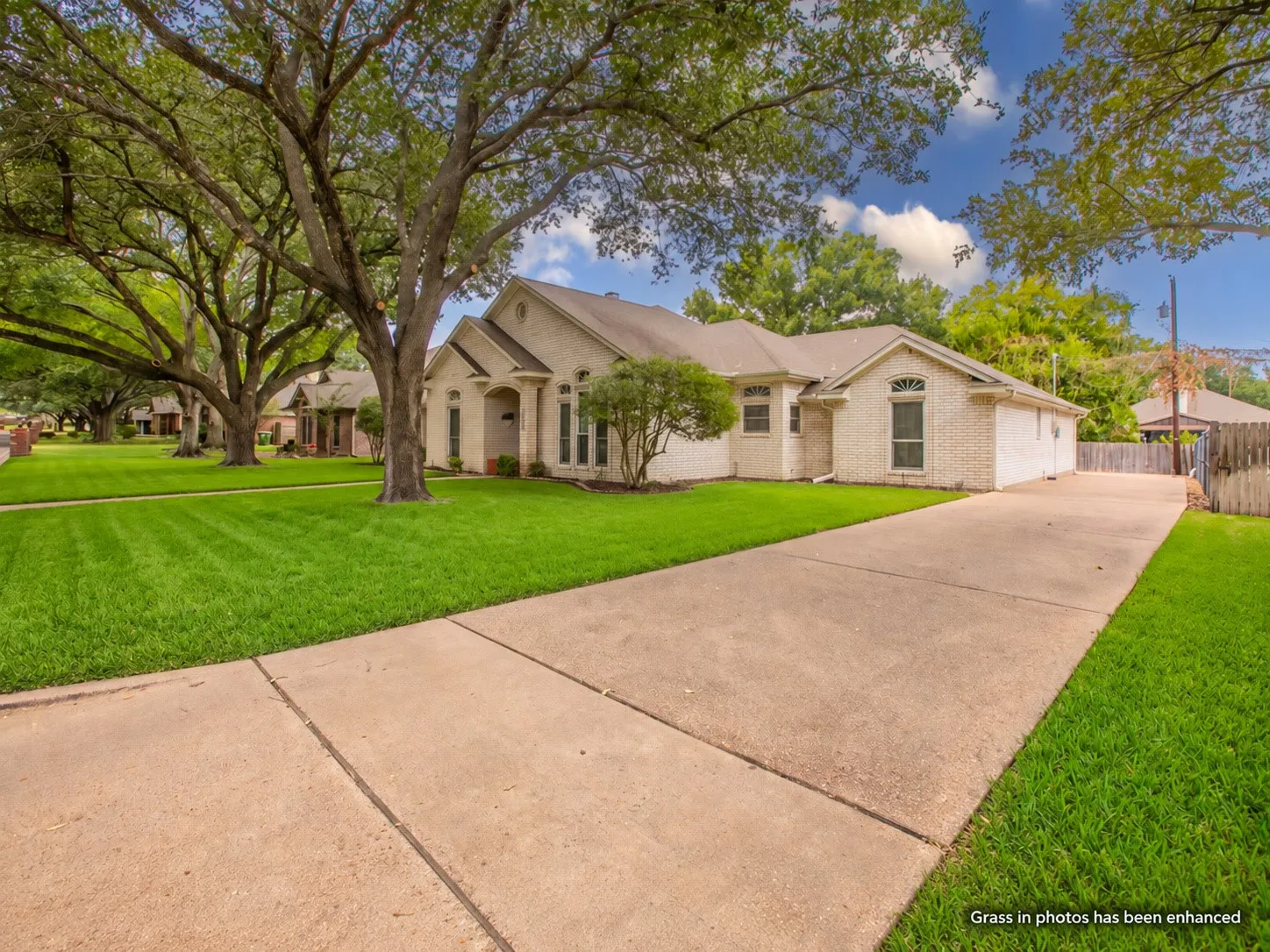 Single Family Residence For Sale in Mc Lennan County , 9505 Lost Trails Drive, Waco, Texas 76712, 4 Bedroom, 3 Bathroom, 2 Garage spaces, 2,335 Sqft, built in 1992, mls#21395158, Real Estate Agent in Waco, Homes For Sale in Mc Lennan county, Homes For Sale in Waco, Realtor in Waco Texas, Real Estate Brokerage Independent Realty Texas, Luminita Cordes Realtor