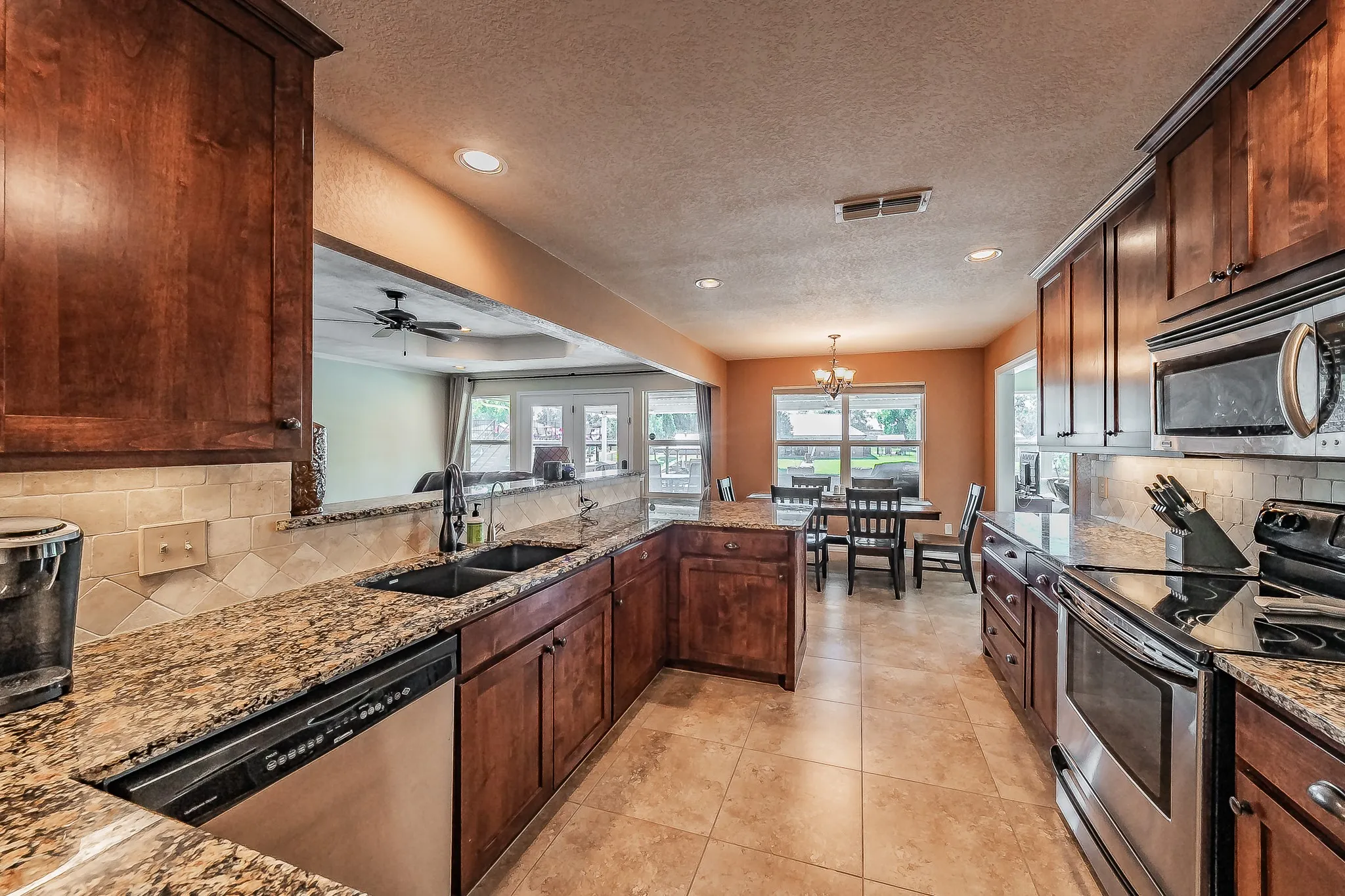 Single Family Residence For Sale in Hood County , 3713 Quail Run, Granbury, Texas 76049, 3 Bedroom, 2 Bathroom, 2 Garage spaces, 1,941 Sqft, built in 1987, mls#21395234, Real Estate Agent in Granbury, Homes For Sale in Hood county, Homes For Sale in Granbury, Realtor in Granbury Texas, Real Estate Brokerage Independent Realty Texas, Luminita Cordes Realtor