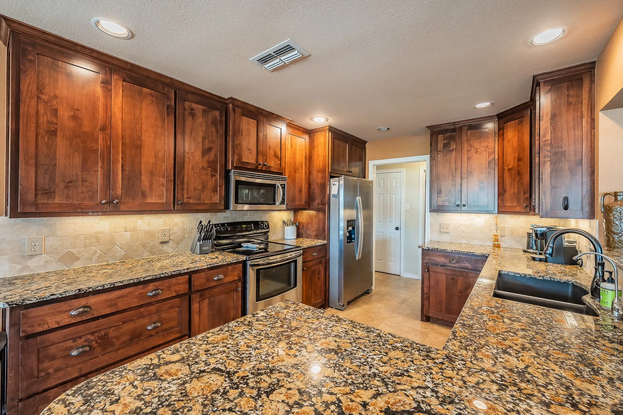 Single Family Residence For Sale in Hood County , 3713 Quail Run, Granbury, Texas 76049, 3 Bedroom, 2 Bathroom, 2 Garage spaces, 1,941 Sqft, built in 1987, mls#21395234, Real Estate Agent in Granbury, Homes For Sale in Hood county, Homes For Sale in Granbury, Realtor in Granbury Texas, Real Estate Brokerage Independent Realty Texas, Luminita Cordes Realtor
